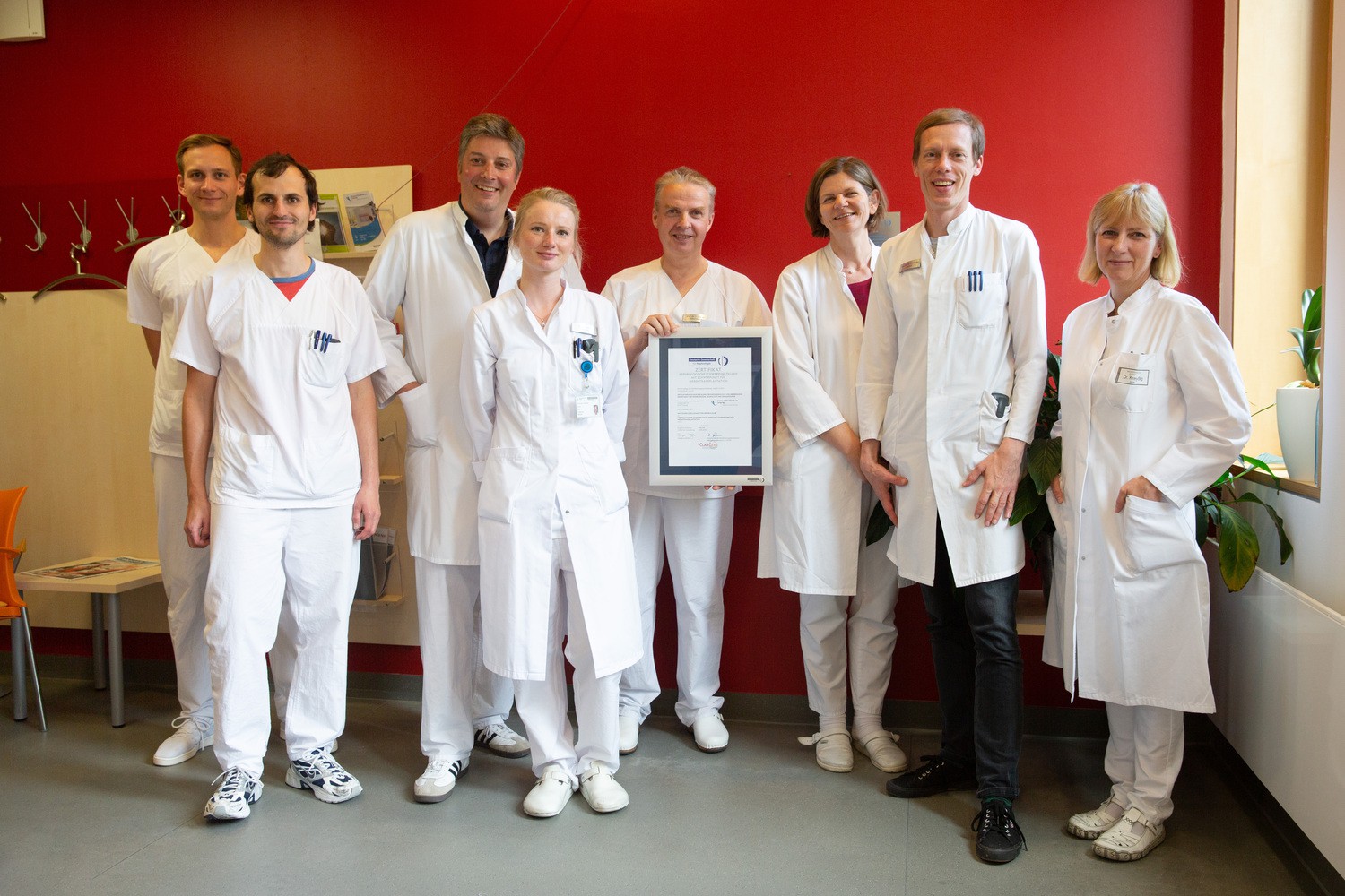 Das Team der UKL-Nephrologie um Prof. Tom Lindner (Mitte) mit dem Zertifikat für das Hypertonie-Zentrum.