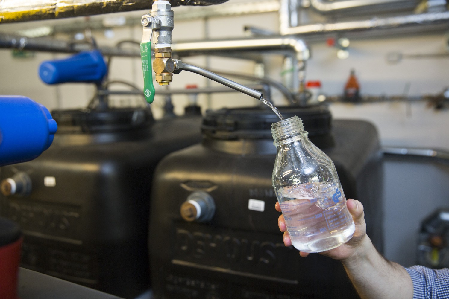 Die Prüfung der Qualität des Trinkwassers am UKL kann nun von Mitarbeitern des Hygieneinstituts selbst vorgenommen werden. Das Labor erhielt dazu kürzlich die nötige Akkreditierung.