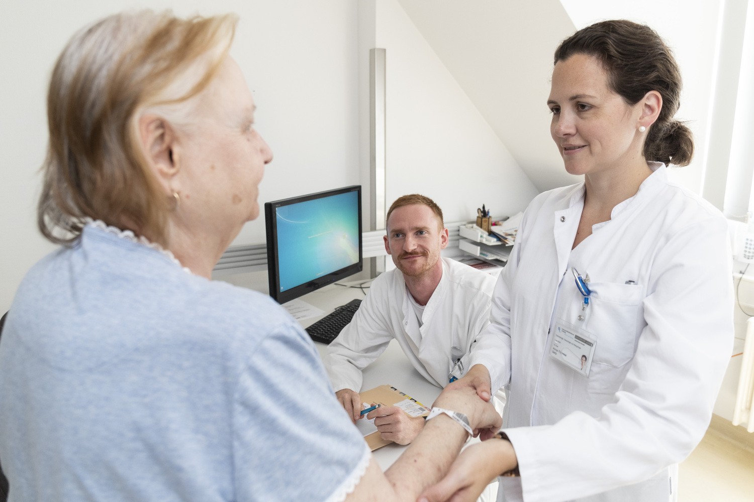 Oberärztin Dr. Anna-Theresa Seitz (re.) und Dr. Johannes Kohlmann (Mi.) von der UKL-Hautklinik starten demnächst die weltweit erste Studie, die zeigen soll, ob eine spezielle Diät Einfluss auf den Behandlungserfolg bei Schuppenflechte nehmen kann.