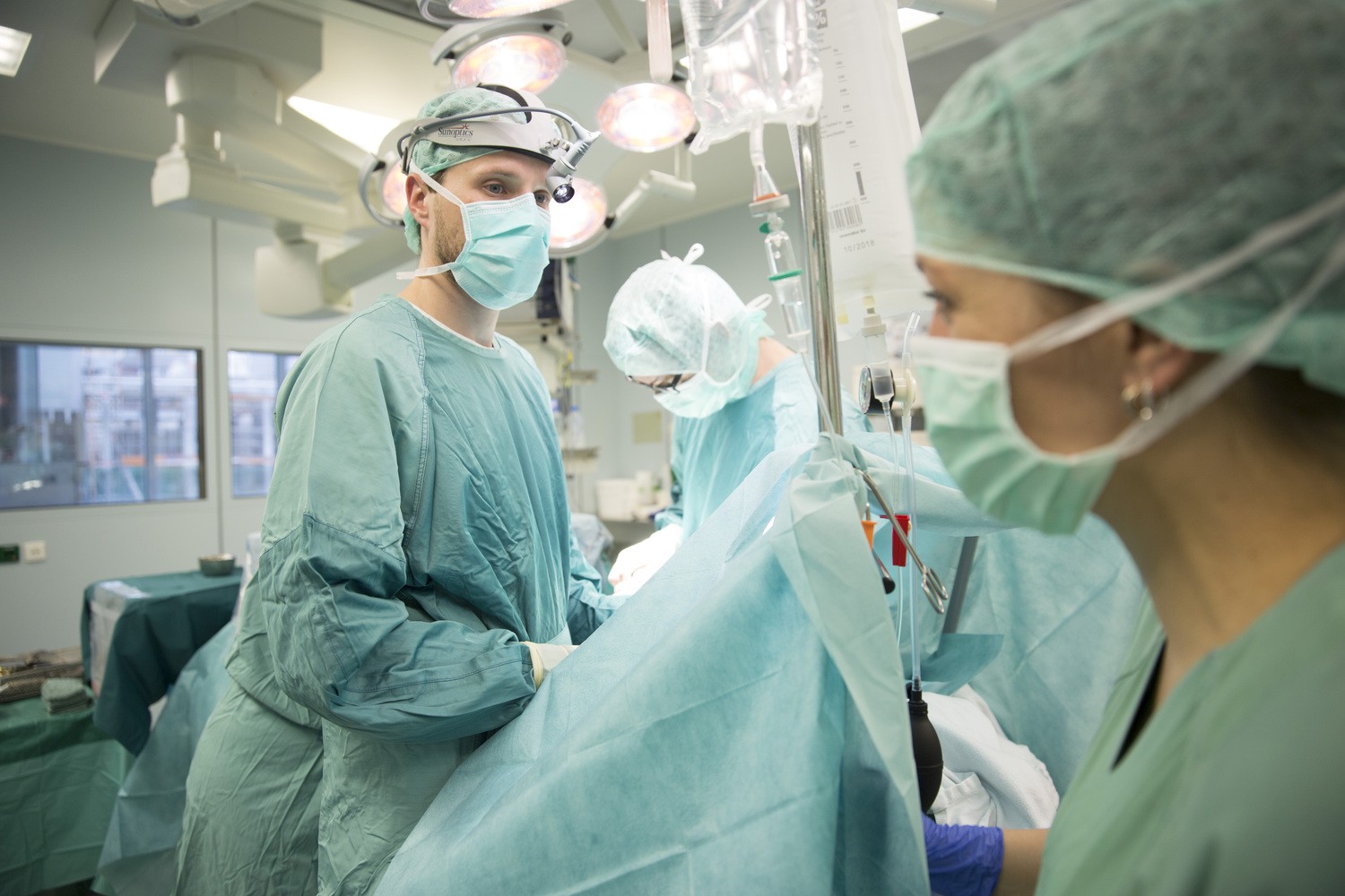 Oberarzt Dr. Sebastian Krämer (li.) während einer Operation. Der UKL-Thoraxchirurg wendete nun mit der Methode „Uniportal-VATS“ erfolgreich eine Minimalform der Schlüssellochchirurgie bei einem großen Eingriff an der Lunge an.