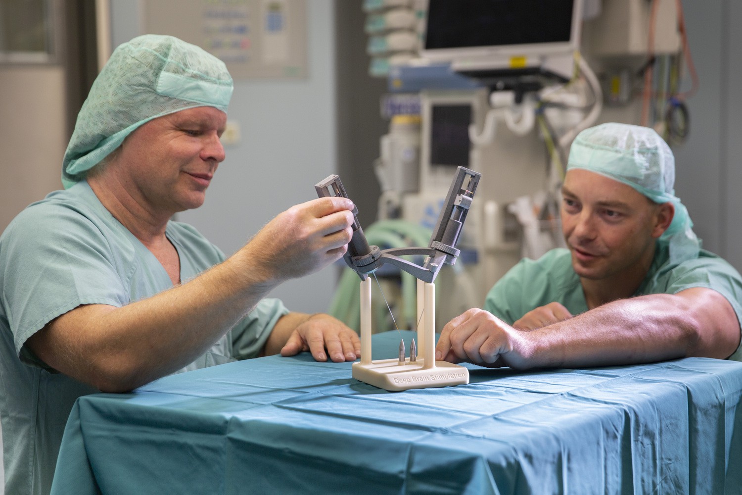 Prof. Dirk Winkler (li.), Spezialist für funktionelle Neurochirurgie am Universitätsklinikum Leipzig, und Dr. Ronny Grunert, Leiter der Forschungsgruppe, mit einem mittels 3-D-Druck hergestelltem und individuell passendem System für neurochirurgische Eingriffe, einem so genannten Stereotaxie-Rahmen. Mit Hilfe dieses Geräts werden Elektroden hochpräzise im Gehirn platziert.