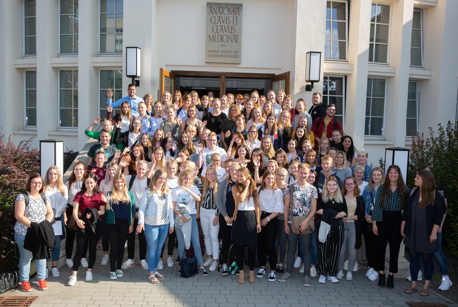 Für 154 Schülerinnen und Schüler hat heute die Ausbildung an der Medizinischen Berufsfachschule des Universitätsklinikums Leipzig begonnen.