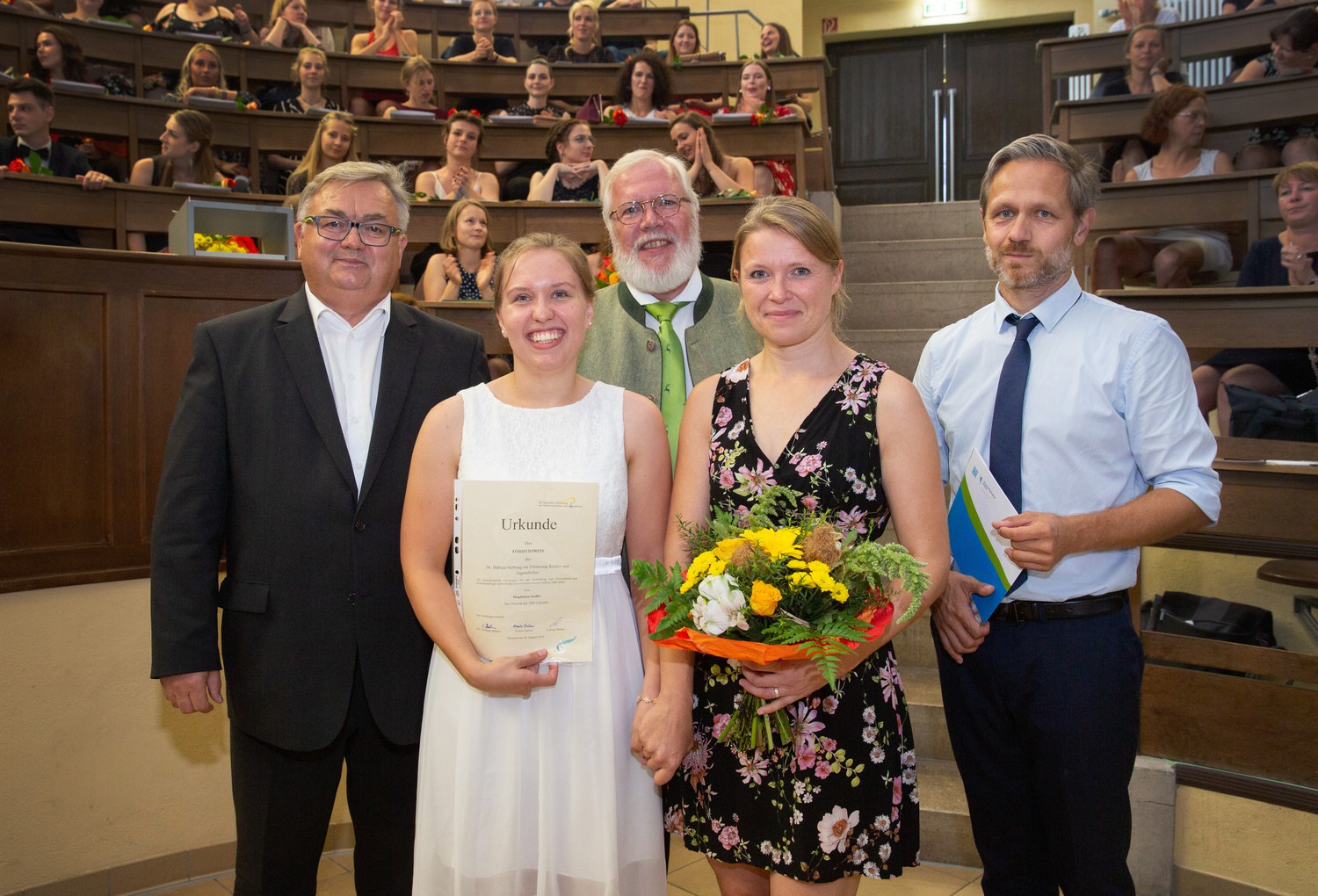 Zum diesjährigen Abschluss der Pflegeausbildung an der UKL-Berufsfachschule wurde erstmals der Förderpreis der Dr. Hübner-Stiftung an herausragende Absolventen vergeben. Hier die diesjährige Preisträgerin Magdalena Seidler (2.v.li.) mit Ludwig Martin, Bürgermeister von Borsdorf und Vorstandsmitglied der Dr. Hübner-Stiftung, Prof. Arne Rodfloff vom Stiftungskuratorium, Susanne Nebe, kommissarische Leiterin des Fachbereiches Gesundheits- und Krankenpflege an der MBFS sowie Ronny Seidel, kommissarischer Schulleiter der MBFS (v.li.n.re.).