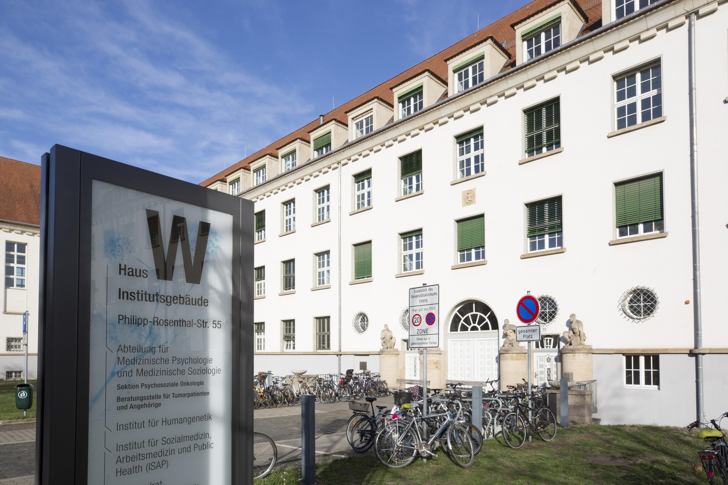 Hier im Institutsgebäude in der Philipp-Rosenthal-Straße 55 befindet sich die Beratungsstelle für Tumorpatienten und Angehörige, die nun zwei Jahrzehnte ihres Bestehens feiert.