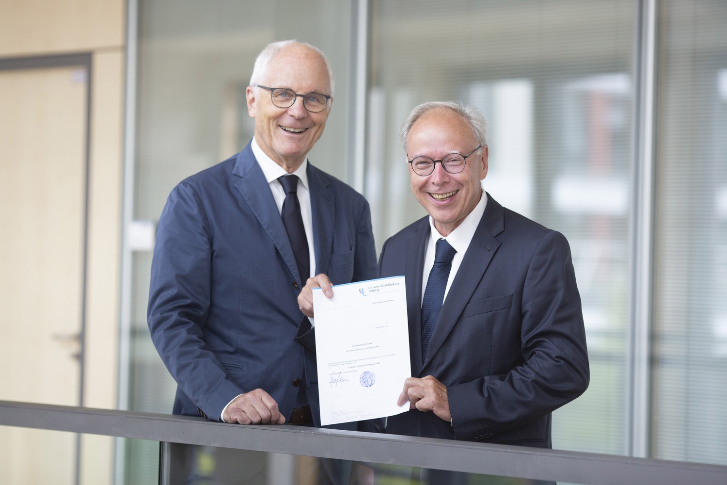 Prof. Christoph Josten, im Bild rechts zusammen mit Prof .Guido Adler, dem Vorsitzenden des Aufsichtsrates des UKL, übernimmt am 1. Oktober 2019 das Amt  des Medizinischen Vorstands am Universitätsklinikum Leipzig (UKL).