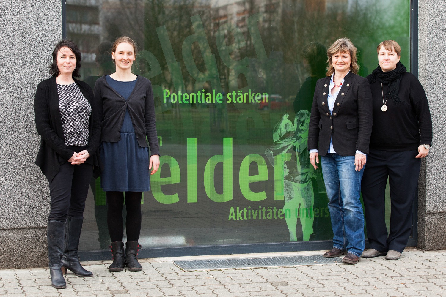 Die Mitarbeiterinnen von „Grünau bewegt sich“ vor dem Projektladen in Leipzig-Grünau. V.l.n.r: Maria Garz, Dr. Ulrike Igel, Ruth Gausche, Martina Lück.