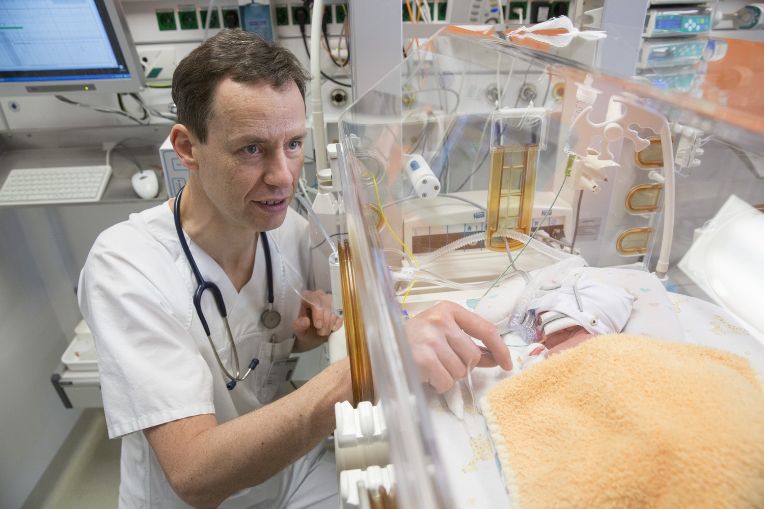 An der von Prof. Ulrich Thome geleiteten Abteilung für Neonatologie am UKL sind Mehrlingsfrühgeborene gar nicht mal so selten. Ihre Familien werden von ihm und seinen Mitarbeitern am Beginn dieses neuen Lebensabschnitts umfassend betreut.