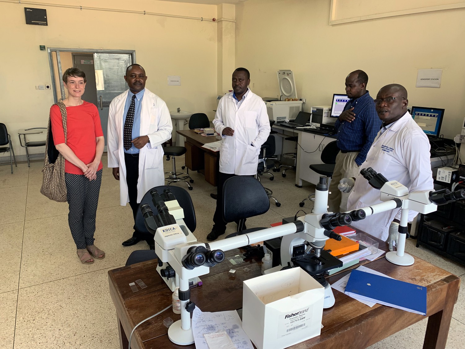 Dr. Amrei von Braun mit ihrem infektiologischen Kollegen Dr. Charles Kabugo (2.v.li.) und weiteren Mitarbeitern im mikrobiologischen Labor des „Kiruddu General Hospital“ in Kampala, Uganda (März 2019).
