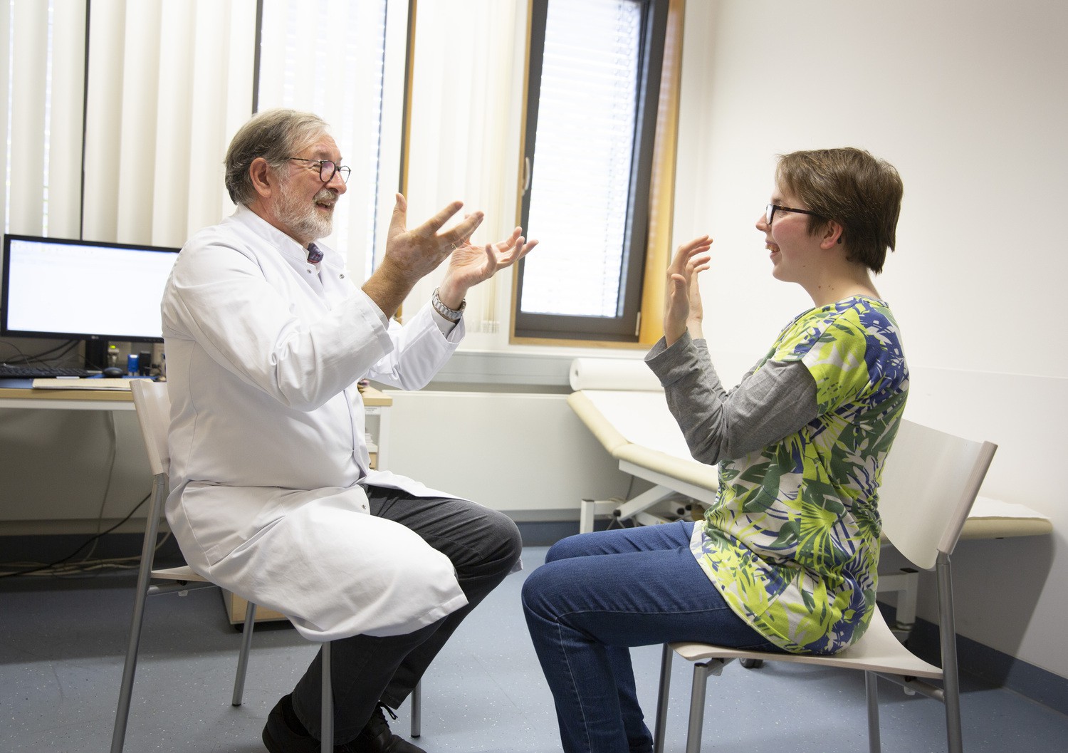 Oberarzt Wolfgang Köhler – hier während einer Therapiesitzung mit einer Patientin – leitet das Medizinische Zentrum für Erwachsene mit Behinderung (MZEB) am Universitätsklinikum Leipzig.