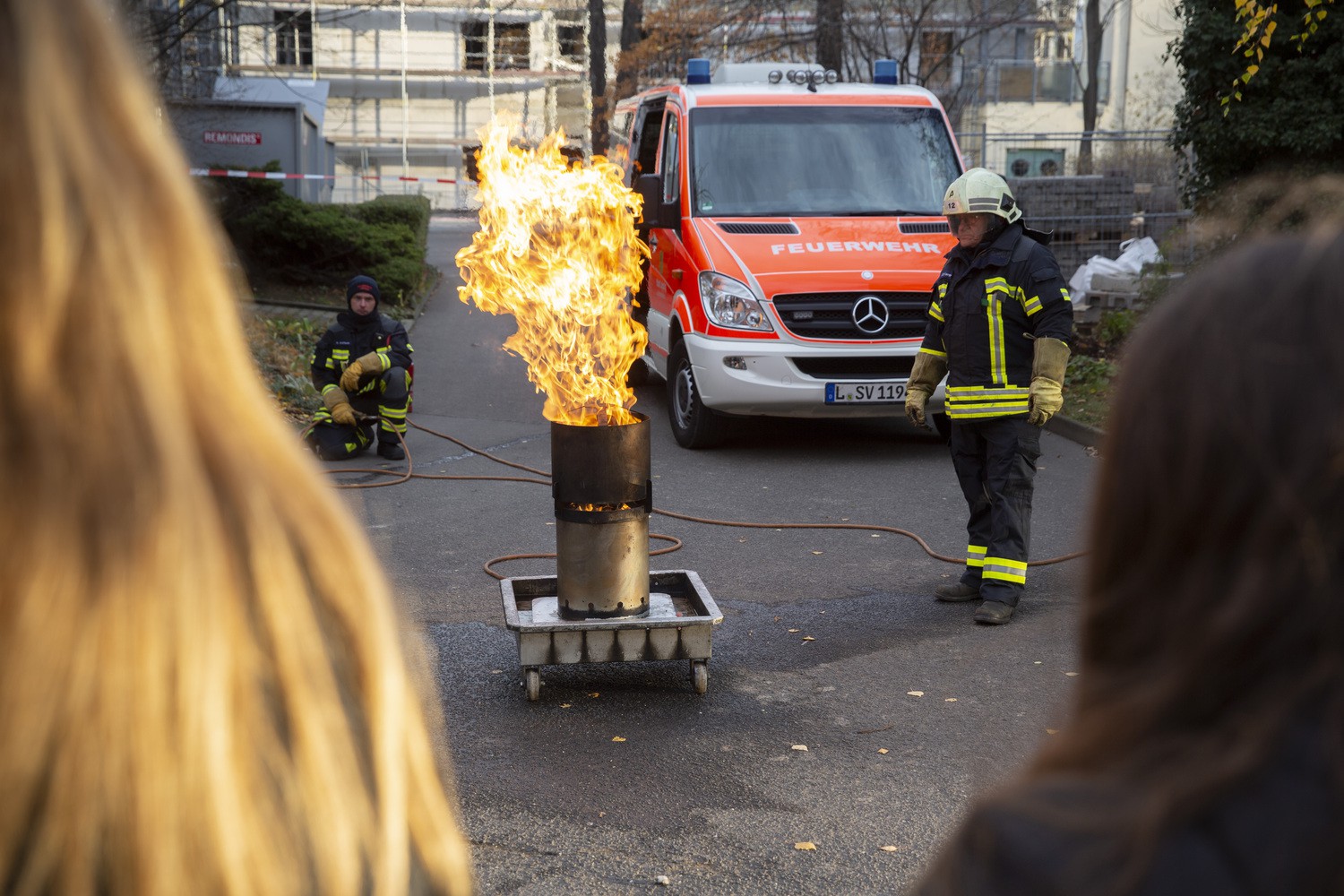 Hauptbrandmeister Dieter Kermes (re.) und Brandoberinspektor-Anwärter Raik Wildfeuer (li.) demonstrieren, was passiert, wenn nicht vollständig entleerte Deo- oder andere Spraydosen in Feuer geraten.