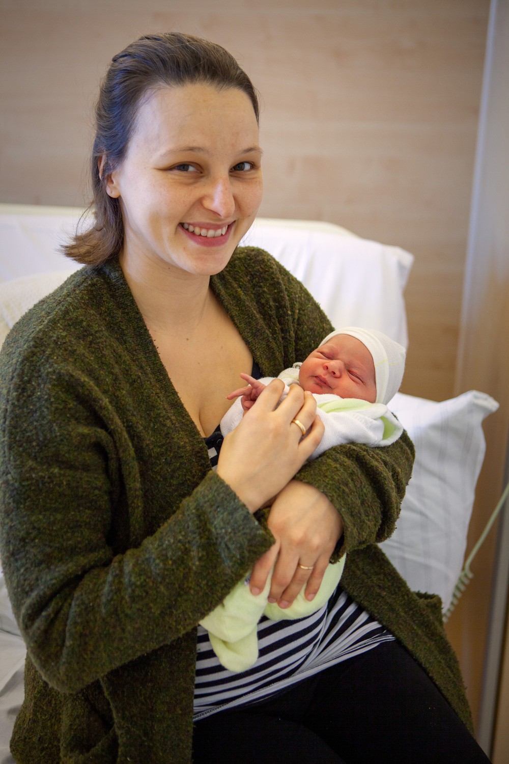 Martha Anouk Riedel kam als letztes Baby des Jahres 2019 am UKL am frühen Silvesterabend auf die Welt. Ihre Mutter Susanna Riedel hält sie glücklich im Arm.