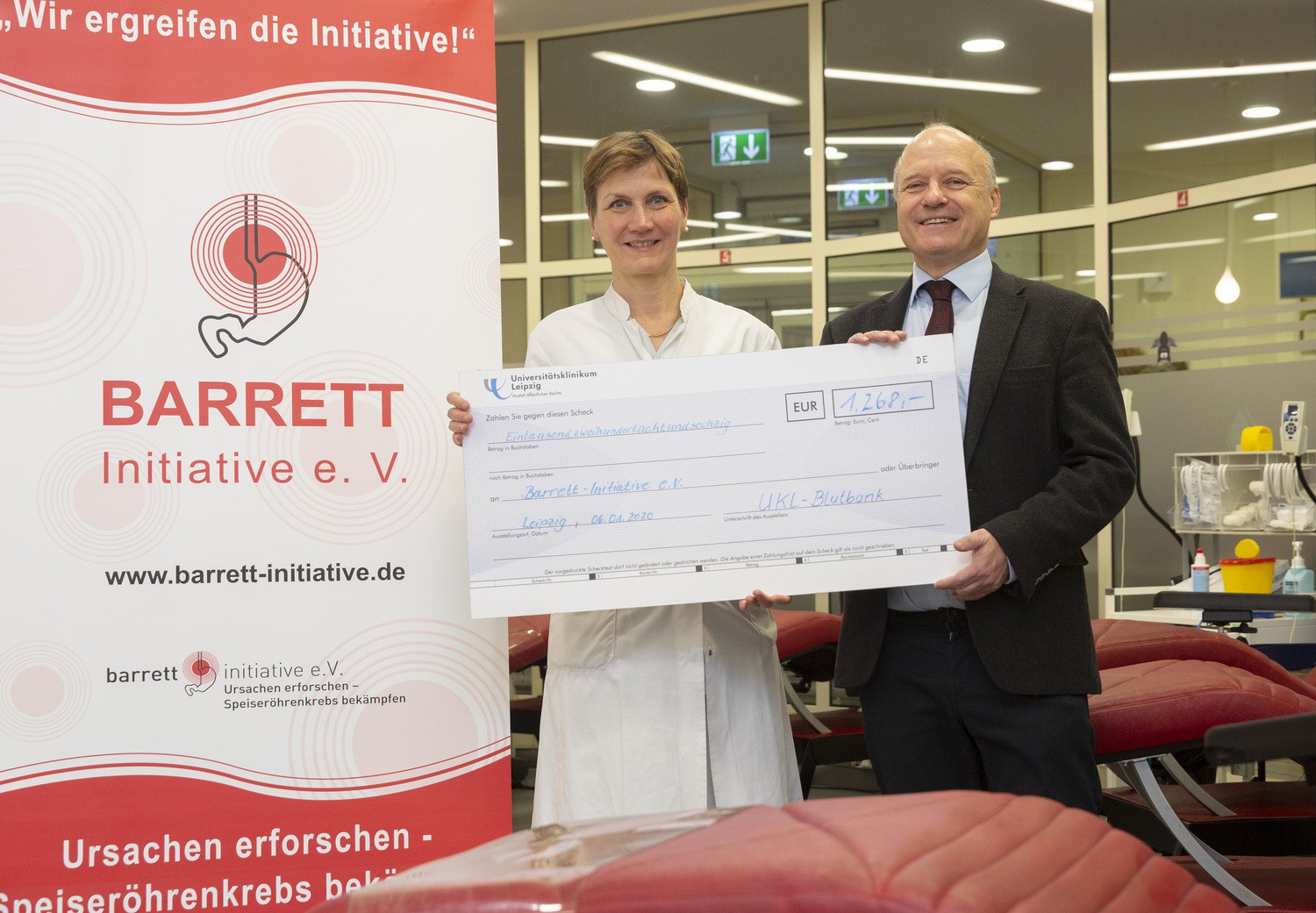 Freuen sich über den Erfolg der Aktion: Prof. Ines Gockel, Vorsitzende des Vereins "Barrett-Initiative e. V.“ und Prof. Dr. Reinhard Henschler, Direktor des Instituts für Transfusionsmedizin, bei der Scheck-Übergabe in der UKL-Blutbank