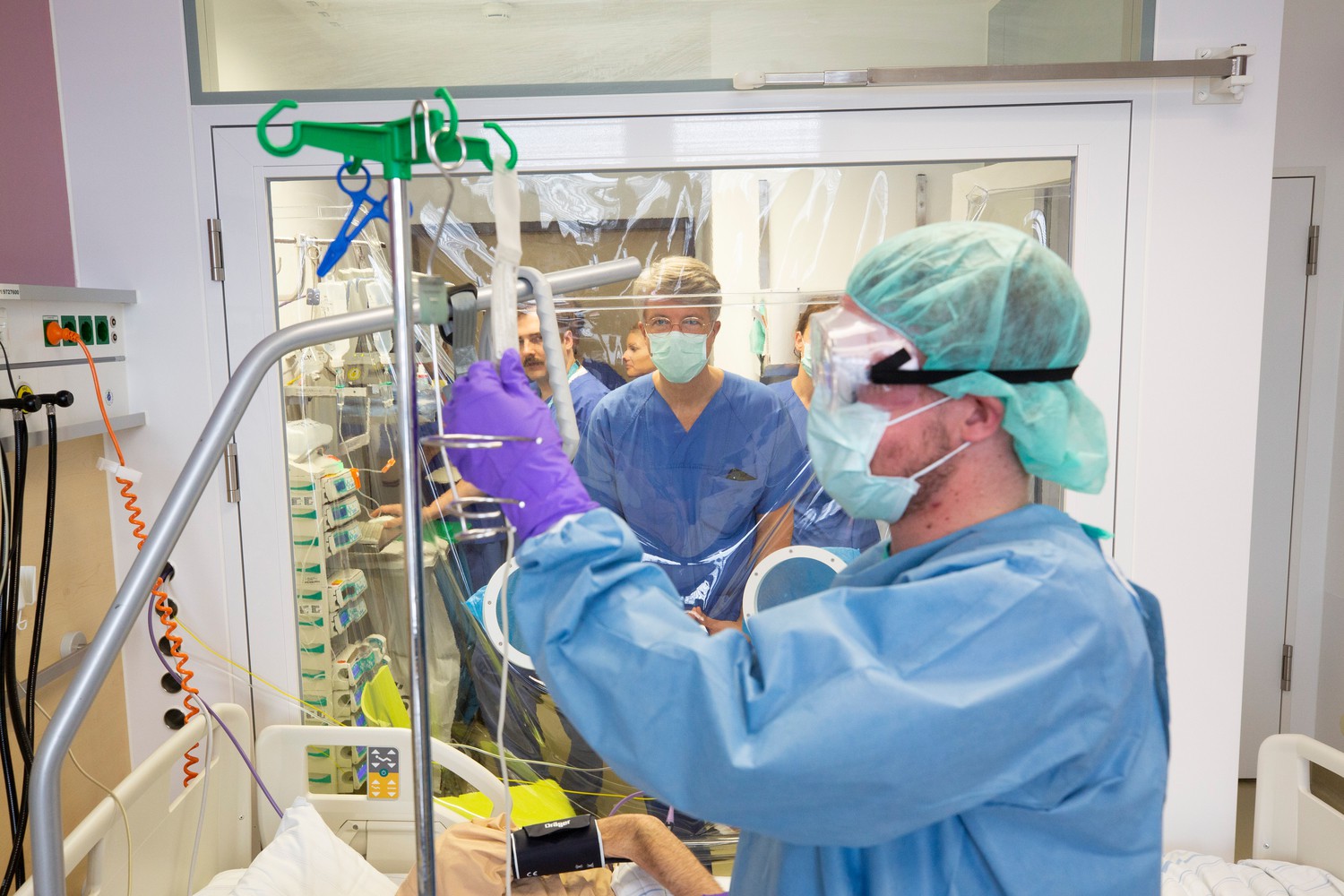 Der erste „Kymriah“-Patient am UKL erhält im Juni 2019 sein in einem Speziallabor behandeltes Zellmaterial per Infusion zurück. Ein bedeutender Moment auch für Prof. Uwe Platzbecker (im Hintergrund, Mitte).