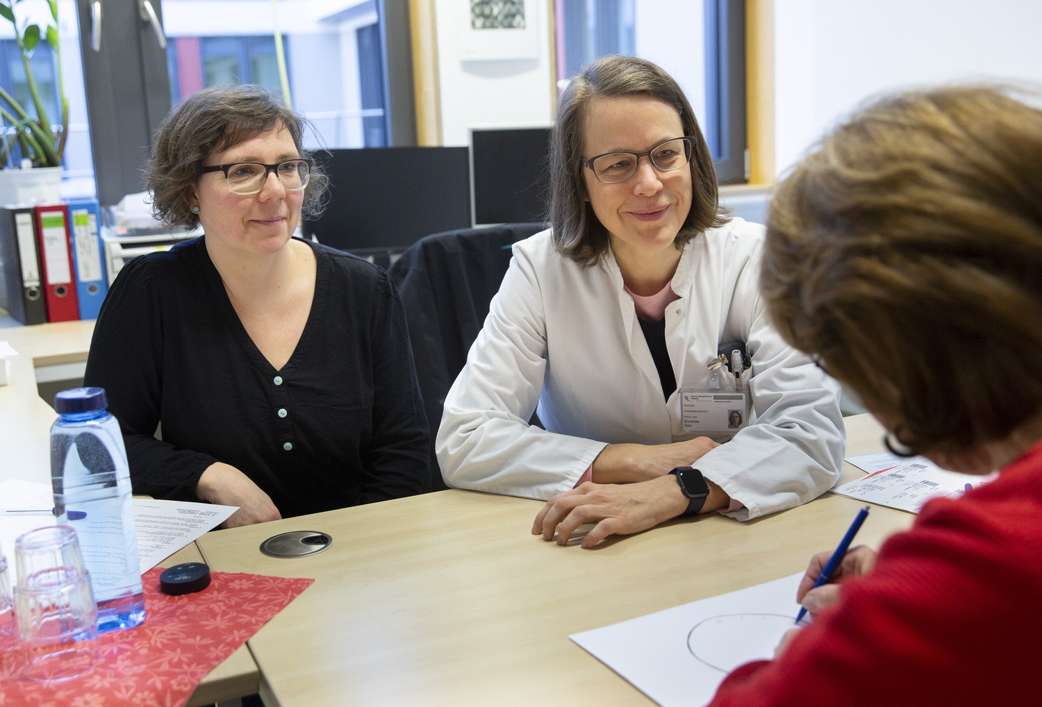 Prof. Dorothee Saur (Mi.), Leitende Oberärztin der Klinik und Poliklinik für Neurologie, leitet die Spezialsprechstunde „Demenzerkrankungen“ am UKL. Gemeinsam mit Logopädin Ines Kunis (li.) betreut sie Patienten mit Demenz oder dem Verdacht auf diese Erkrankung.