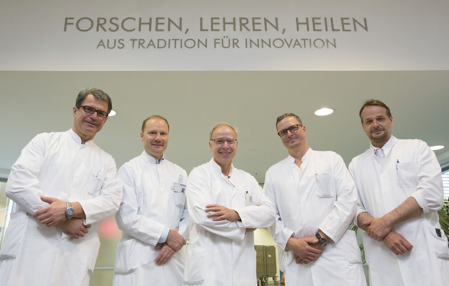 Die Leitungsstruktur der Klinik und Poliklinik für Orthopädie, Unfallchirurgie und Plastische Chirurgie bis 2019: Prof. Andreas Roth (Endoprothetik, li.), Prof. Stefan Langer (Plastische, Ästhetische und spezielle Handchirurgie, 2.v.l.), Prof. Christoph Josten (Unfallchirurgie, geschäftsführender Direktor) Mi.), Prof. Pierre Hepp (Arthroskopische & Spezielle Gelenkchirurgie / Sportverletzungen, re.) sowie Prof. Christoph-Eckard Heyde (Wirbelsäulenchirurgie, 2.v.r.). Dieser folgte als Direktor auf Prof. Josten (seit 2019 UKL-Vorstand). Neuer Bereichsleiter Unfallchirurgie ist kommissarisch PD Dr. Johannes Fakler (nicht auf dem Foto).