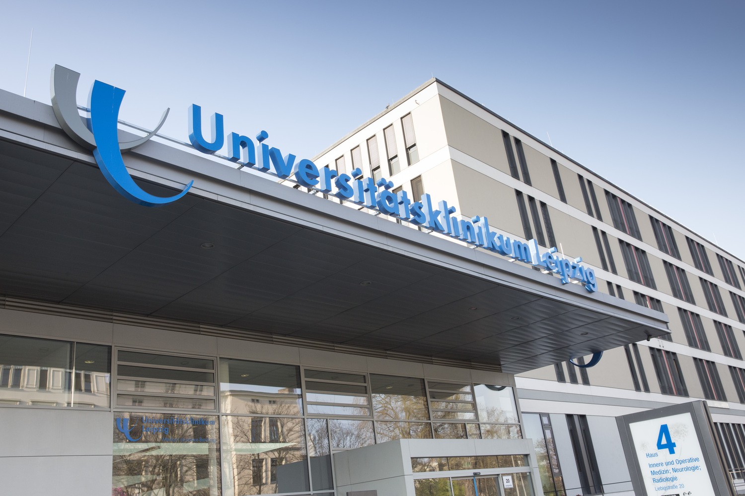 Arzneimittelbezogene Probleme rechtzeitig erkennen, bevor sie zu Risiken für den Patienten führen könnten – am Universitätsklinikum Leipzig (Foto, Haupteingang) und den Sana Kliniken Leipziger Land ist der Probetrieb für einen elektronisch erstellten Medikationsplan gestartet.