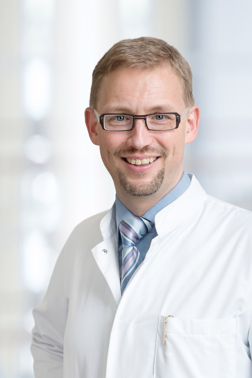 Prof. Michael Fuchs, Leiter der Sektion Phoniatrie und Audiologie am UKL, begrüßt am 11. März Patienten, Angehörige und Therapeuten zum 4. Patiententag für Kehlkopfoperierte.