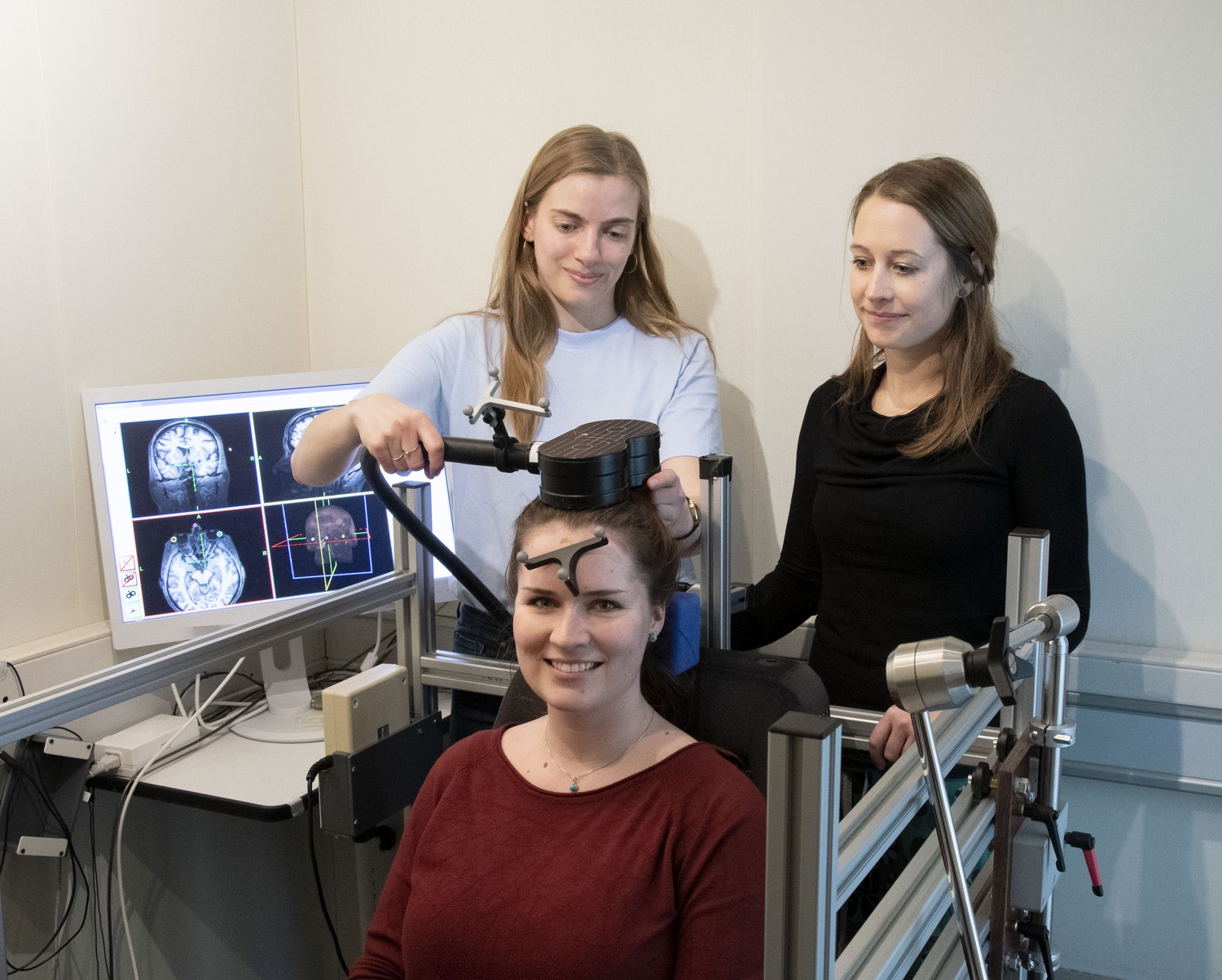 PD Dr. Gesa Hartwigsen (re.) und Doktorandin Sandra Martin (li.) vom Max-Planck-Institut (MPI) für Kognitions- und Neurowissenschaften demonstrieren eine so genannte stereotaktisch geführte transcranielle  Magnetstimulation.