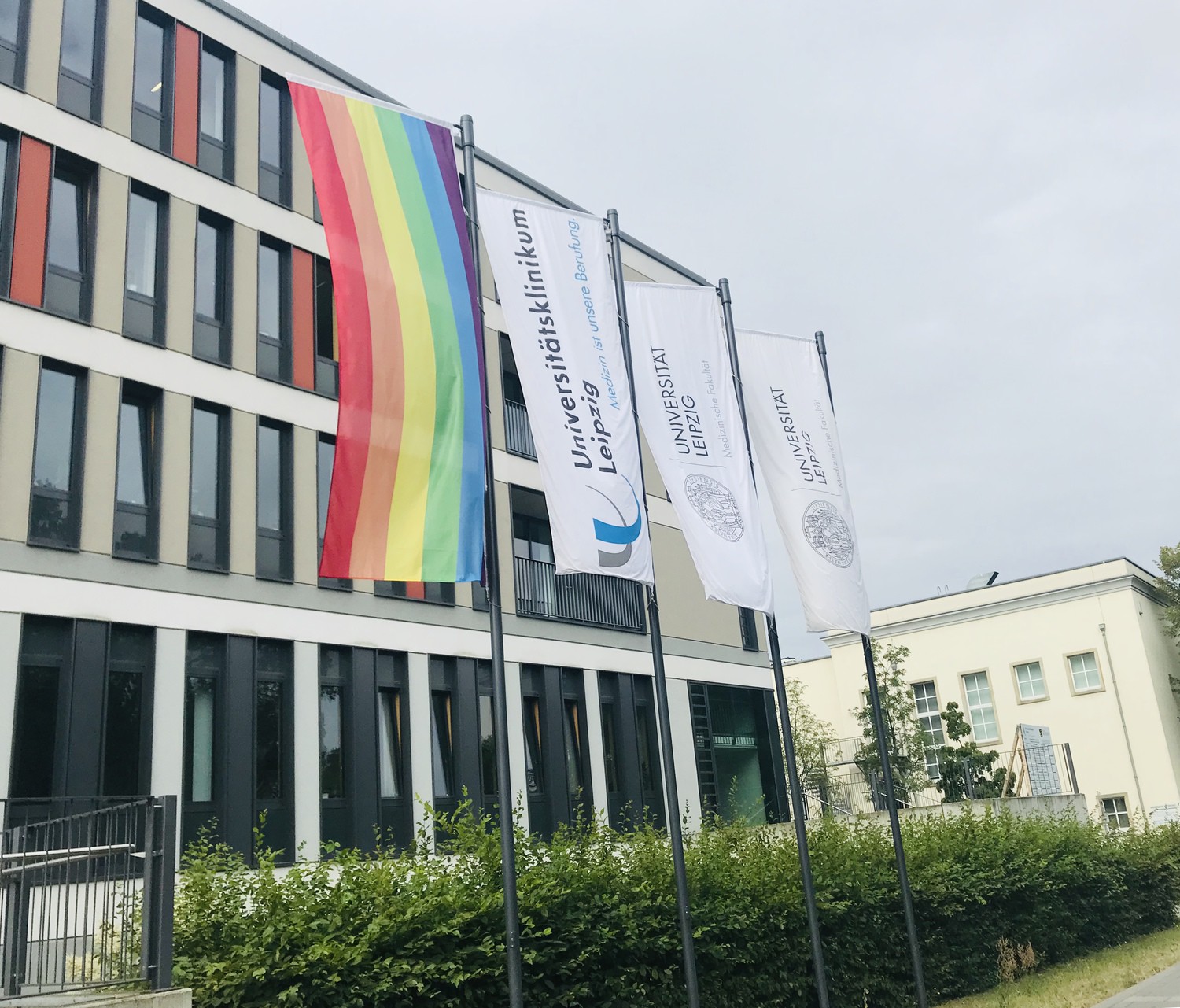 Die Regenbogenfahne weht am UKL in der Liebigstraße.