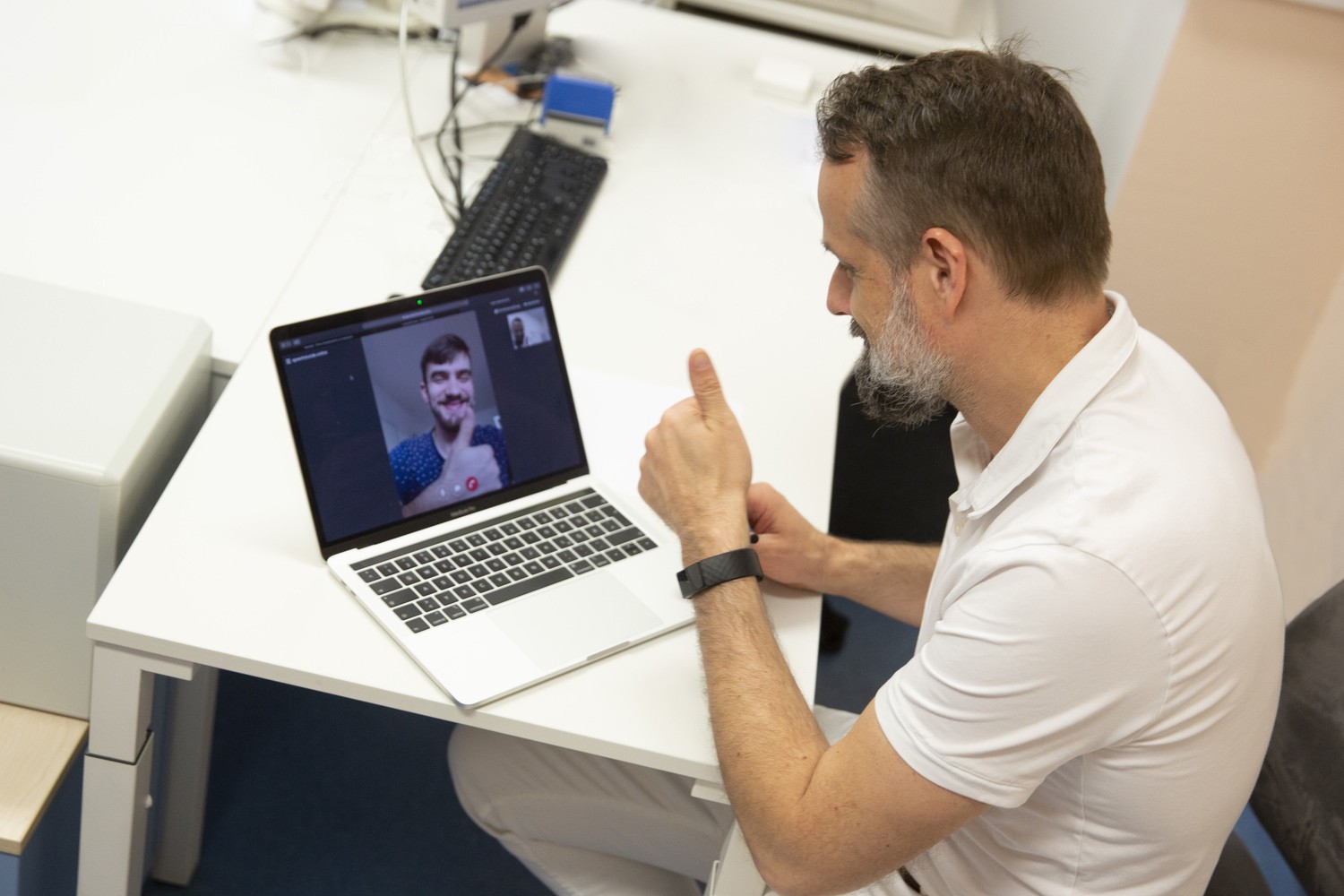 Prof. Pierre Hepp, Leiter des Bereichs Sportverletzungen am UKL, bei einer der ersten Videosprechstunden.