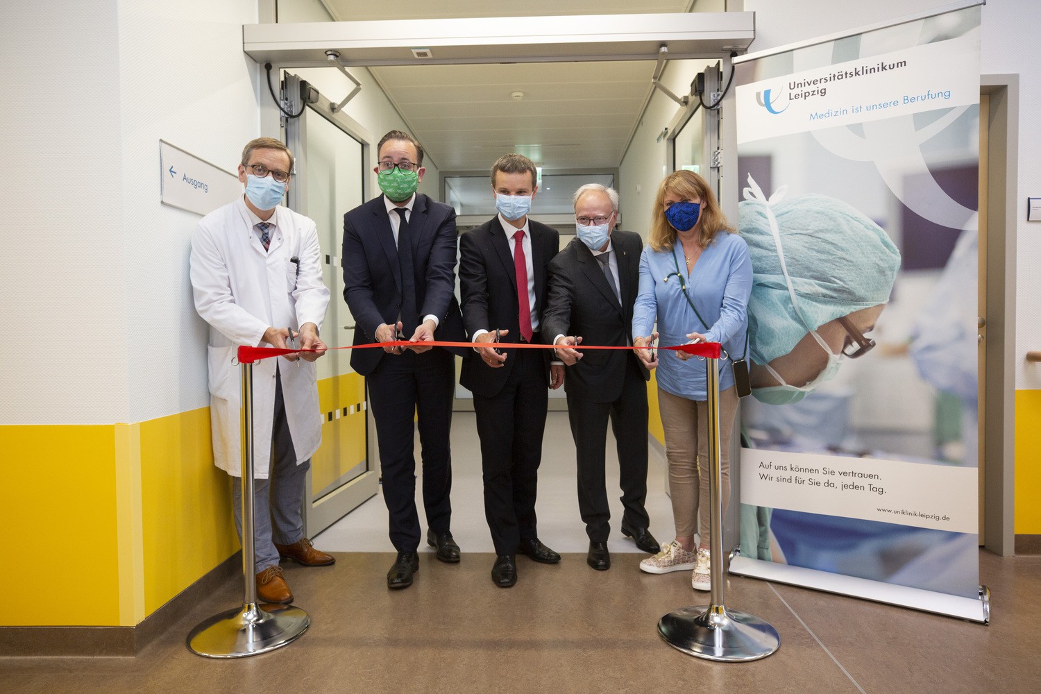 Eröffneten heute die neue Isolations-Intensivstation am Universitätsklinikum Leipzig: (v.l.n.r.) Prof. Sebastian Stehr, Wissenschaftsminister Sebastian Gemkow,  Dr. Robert Jacob, Prof. Christoph Josten und Gesundheitsministerin Petra Köpping.