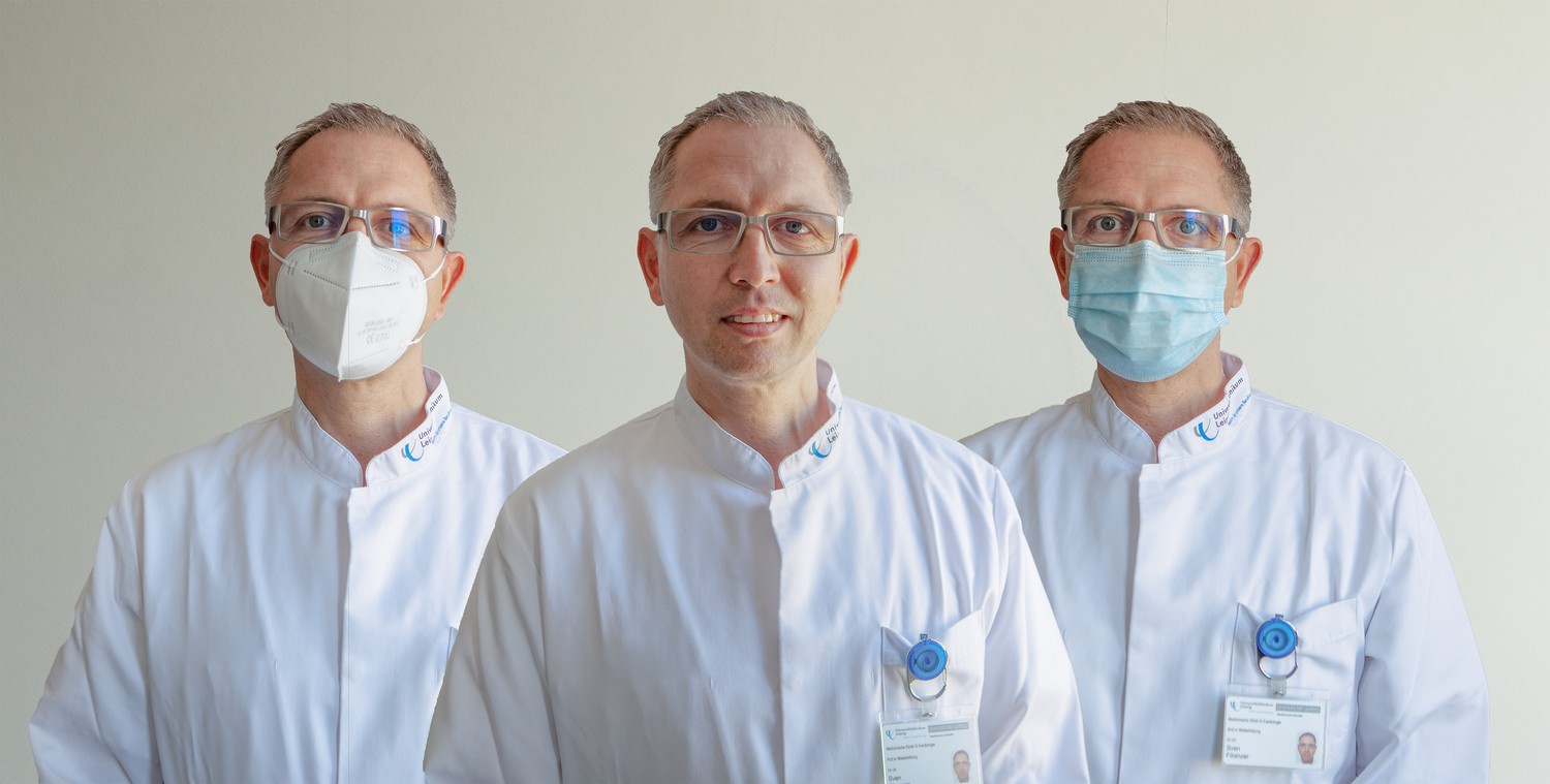 Studienleiter Dr. Sven Fikenzer mit jeweils einer der Masken, die bei der Untersuchung von den Teilnehmern getragen wurde, rechts die chirurgische Maske und links die FFP2-Maske.