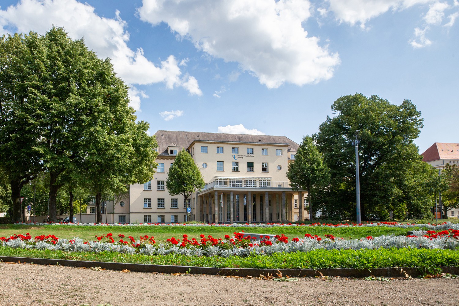 Die Klinik und Poliklinik für Psychiatrie und Psychotherapie am Universitätsklinikum Leipzig in der Semmelweisstraße sucht für die SIMCODE-Studie Menschen mit einem BMI größer oder gleich 30, die an einer Depression leiden.