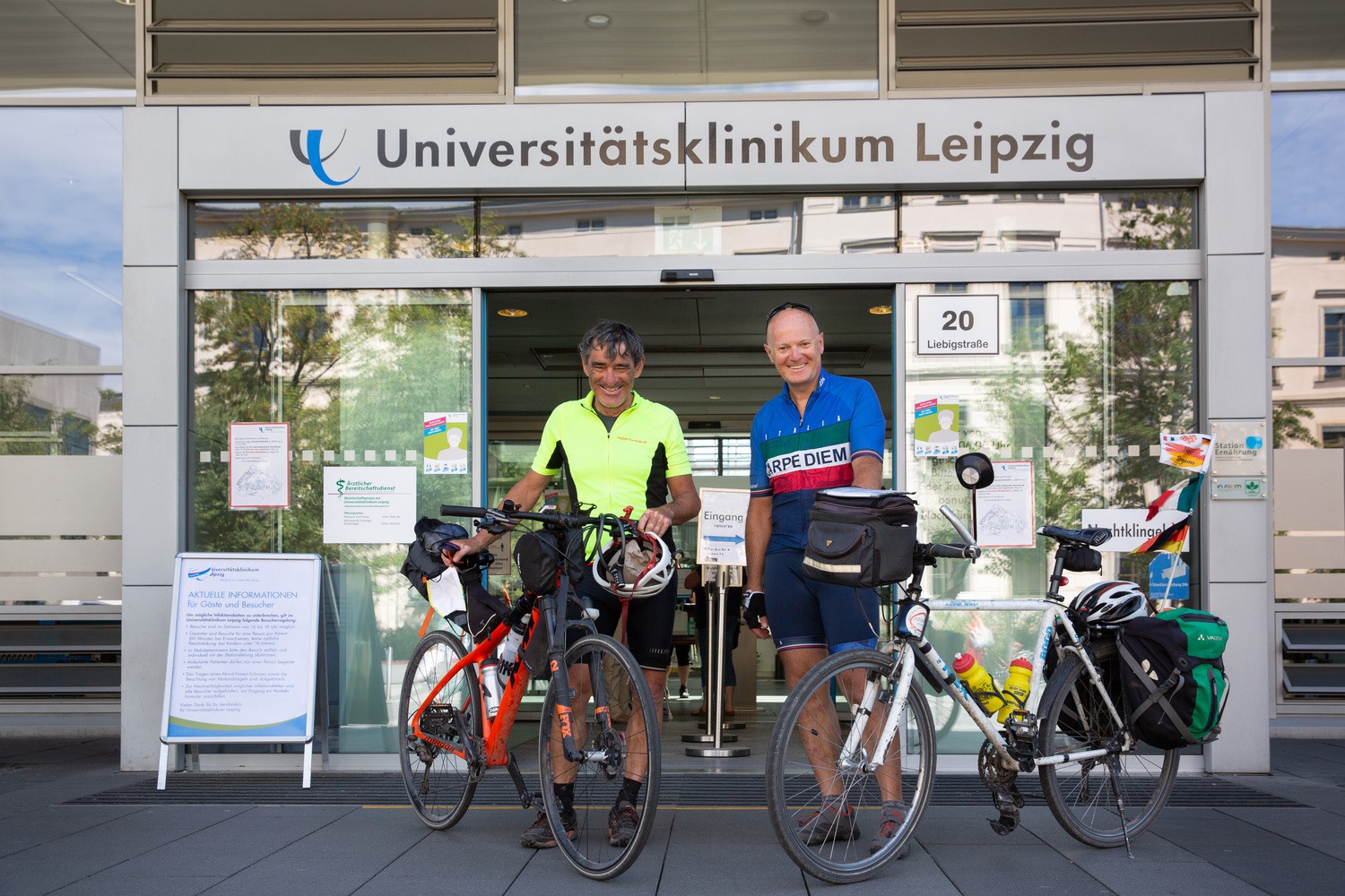 Fulvio Luraschi (li.) und Emilio Maino aus Bergamo am Ziel ihrer Reise. 1100 Kilometer radelten sie aus der Lombardei nach Leipzig. Am UKL überbrachten sie am Freitag den Dank und Grüße von Felice Perani, einem ehemaligen Covid-19-Patienten aus ihrer Heimat, dem am UKL das Leben gerettet wurde.