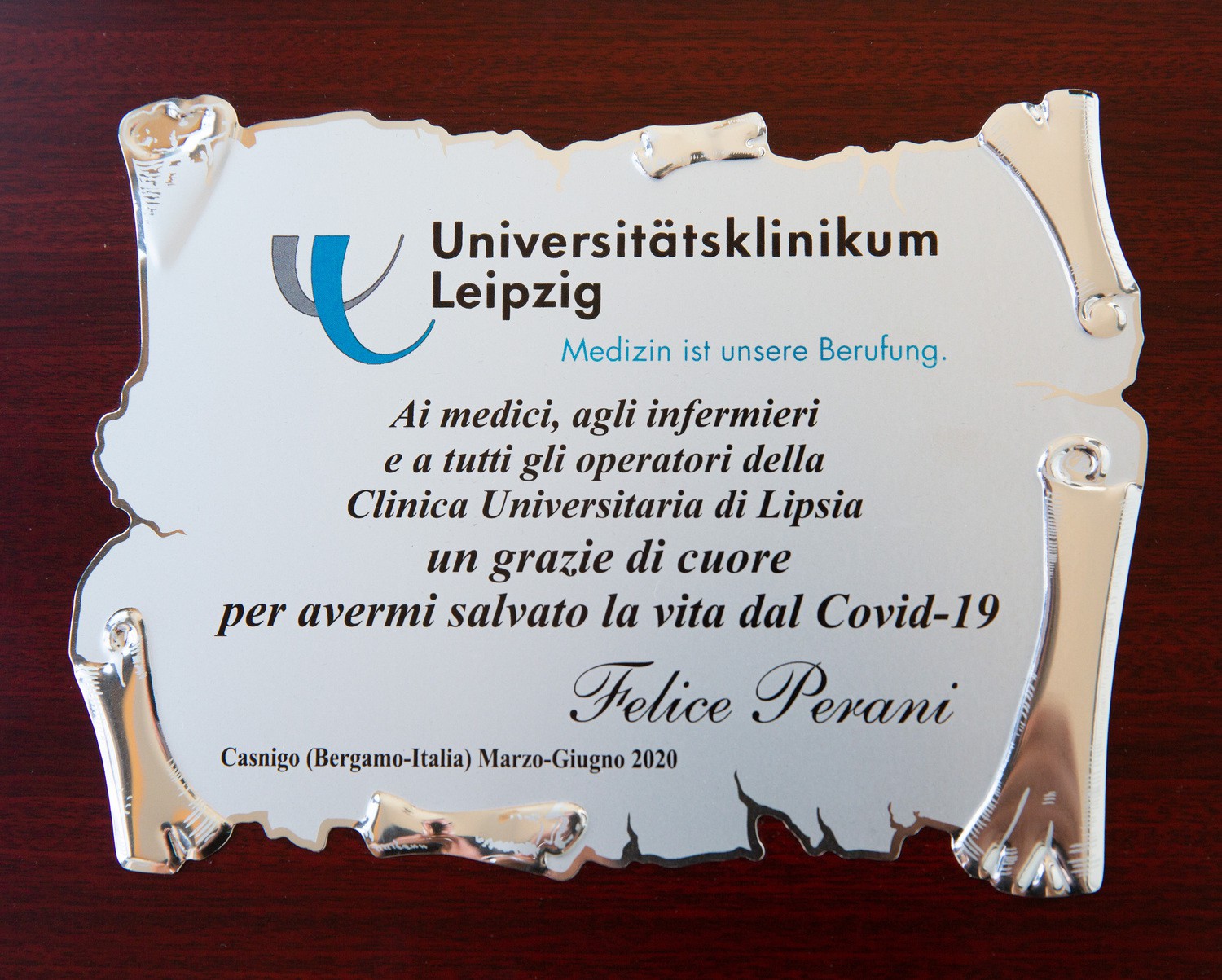 Plakette mit Worten des Dankes von Felice Perani, im Frühjahr 2020 schwer an Covid-19 erkrankt und im UKL geheilt.