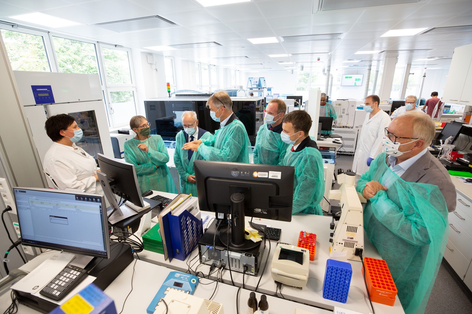 Die Gäste der feierlichen Inbetriebnahme waren beeindruckt von den Möglichkeiten des hochmodernen neuen Laborsystems am Universitätsklinikum Leipzig.