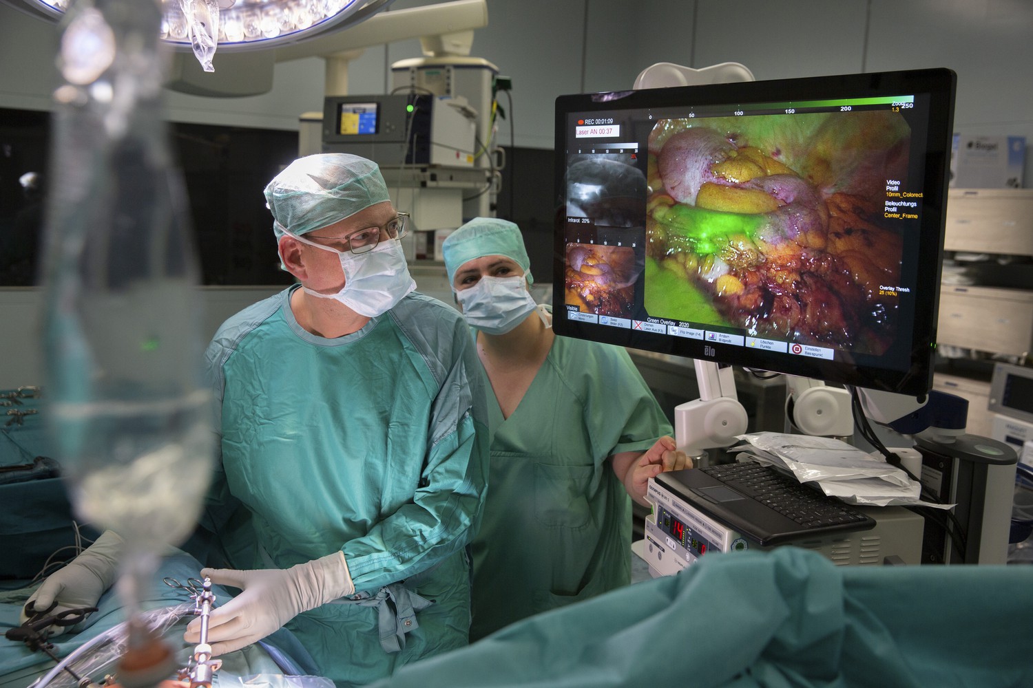 PD Dr. Boris Jansen-Winkeln, Oberarzt und Stellvertretender Leiter des Bereichs Viszeralchirurgie am UKL, bei einer Operation. Mit dem MIC-Turm, zu erkennen unterhalb des Bildschirms, können jetzt Robotik, Hyperspektral-Bildgebung und die Fluoreszenz-Darstellung mit Indocyanin-Green kombiniert werden.