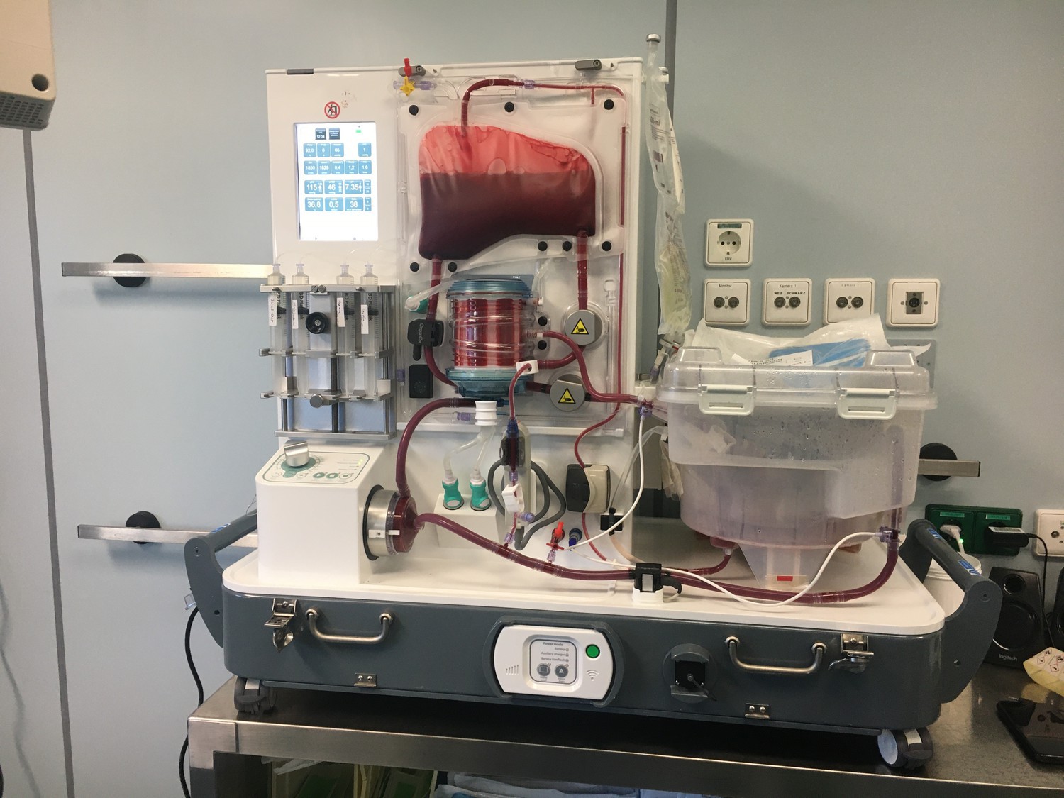 In diesem vollautomatisierten Organperfusionsgerät kann das Innere des menschlichen Körpers fast perfekt nachgebildet werden. Operateure haben so mehr Zeit für eine Transplantation. Neben dem Leipziger Uniklinikum besitzen derzeit bundesweit nur zwei weitere Zentren eine solche Maschine.