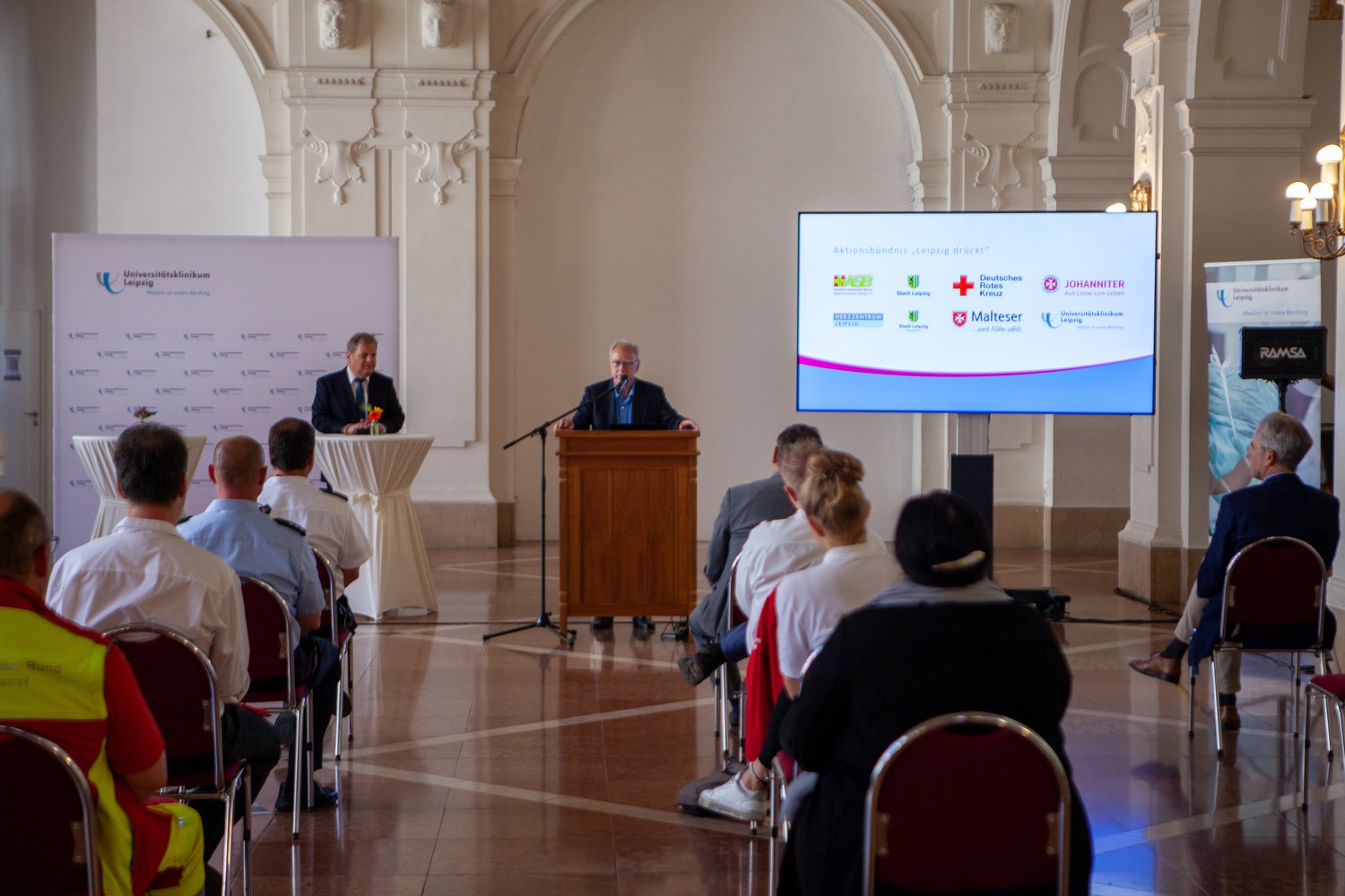 Prof. Christoph Josten, Medizinischer Vorstand des UKL, bei der Auftaktveranstaltung zur Aktion „Schüler retten Leben“ am 14. September im Neuen Rathaus zu Leipzig. Links neben ihm Prof. Thomas Fabian, Bürgermeister für Jugend, Soziales, Gesundheit und Schule.