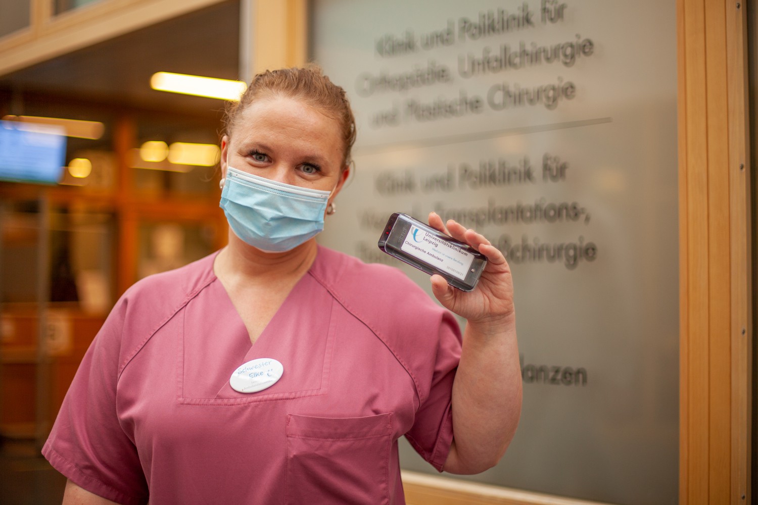 Schwester Elke Berenß von der Chirurgischen Ambulanz mit einem der neuen Pager, der es Patienten möglich macht, sich vom eigentlichen Wartebereich zu entfernen.