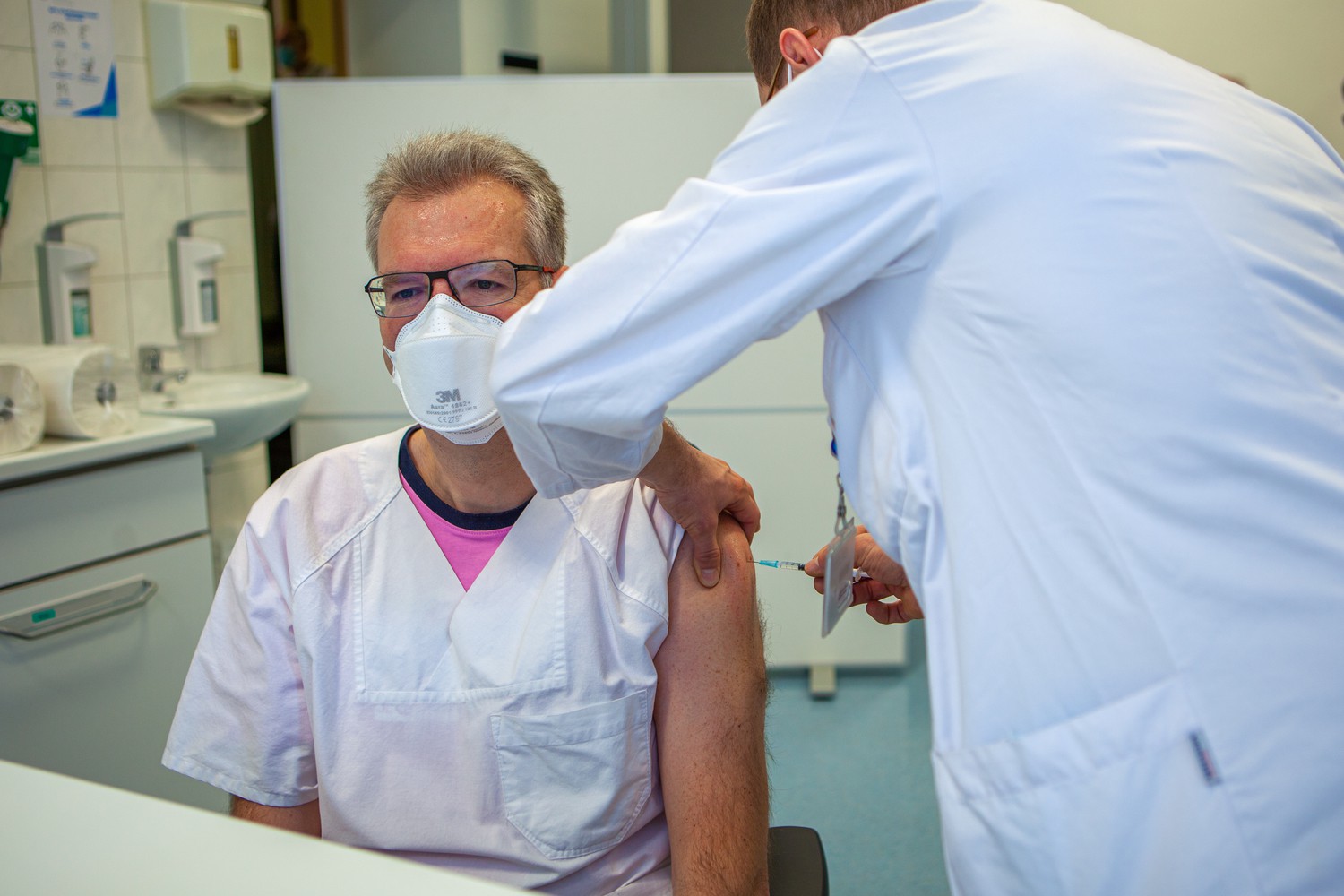 Dr. Thomas Hartwig, Stellvertretender Ärztlicher Leiter der ZNA, ließ sich ebenfalls impfen. Für ihn eine Frage der Verantwortung gegenüber seinen Patienten.