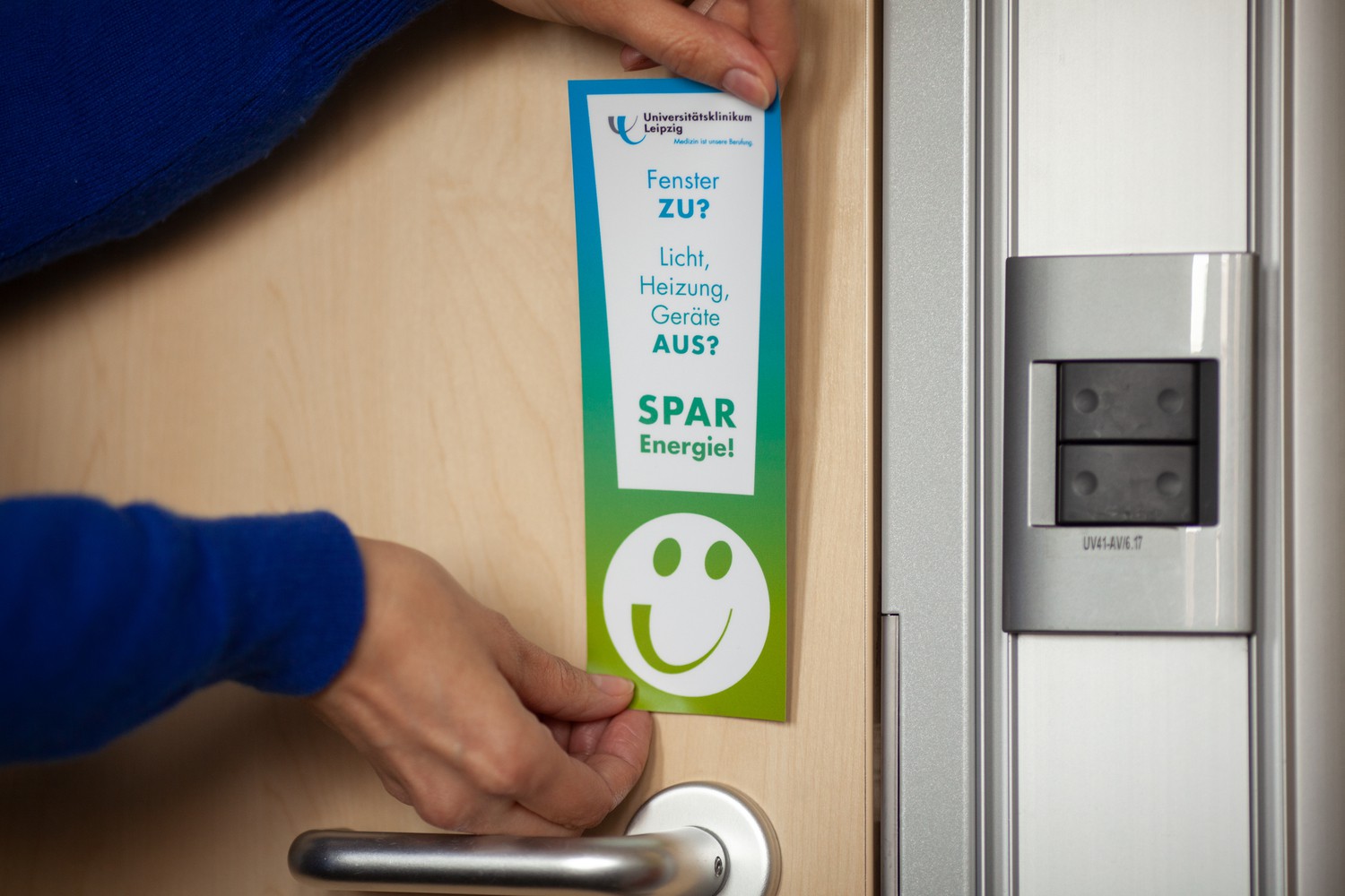 Mit einem Aufkleber an den Bürotüren erinnert das UKL jetzt alle Mitarbeiter daran, Energie zu sparen.