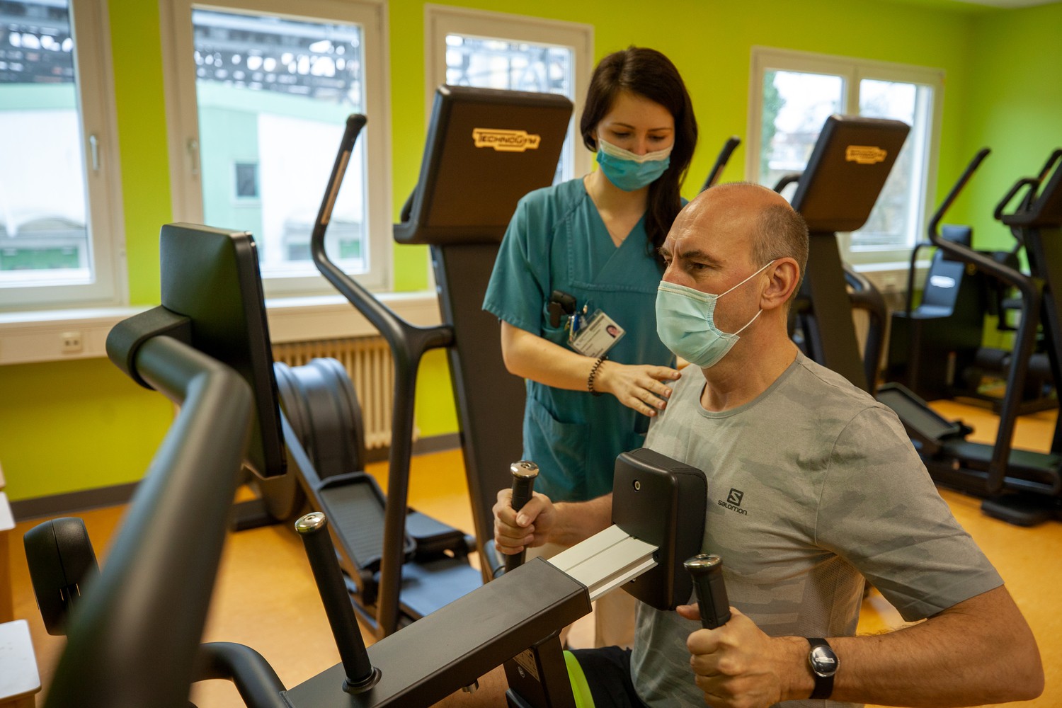 Wegen des Lockdowns dürfen derzeit noch keine Patienten an den Geräten trainieren. So bleibt Zeit für Prof. Florian Lordick, Direktor des Universitären Krebszentrums Leipzig (UCCL) am UKL, sich selbst mit dem Parcours vertraut zu machen – angeleitet von Physiotherapeutin Ronja Scharschmidt.