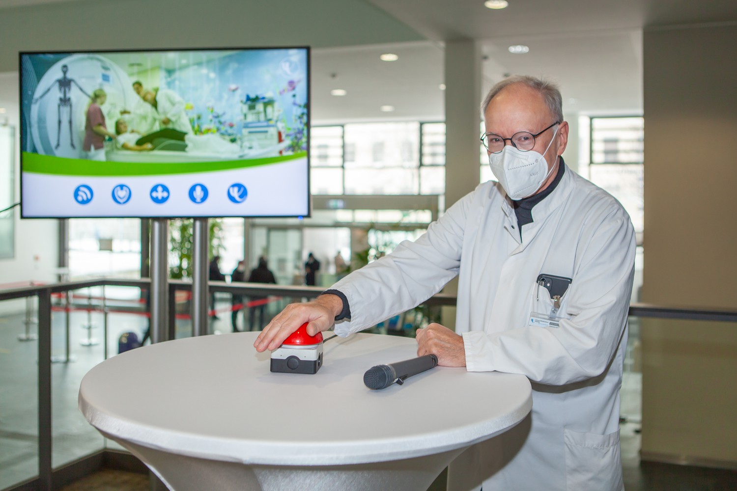 Prof. Christoph Josten, Medizinischer Vorstand am UKL, gab am 8.2. 2021 den Startschuss für das UKL-TV - den eigenen Kanal für ein Patientenfernsehen am Uniklinikum Leipzig.