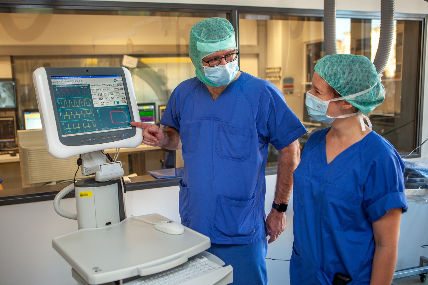 Die UKL-Kardiologie erweitert die Diagnostik bei Patienten mit unklarer Luftnot auf Untersuchungen unter Belastungsbedingungen, um die korrekte Diagnose schneller und besser stellen zu können: Prof. Rolf Wachter (li.), stellvertretender Klinikdirektor für Kardiologie, und Assistenzärztin Dr. Romy Langhammer im Herzkatheterlabor.