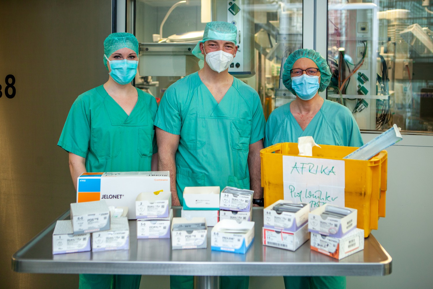 Dr. Franziska Frank, Dr. Ronny Grunert und Constanze Drephal (v.l.n.r.) sammeln OP-Material für ein Krankenhaus in Madagaskar.