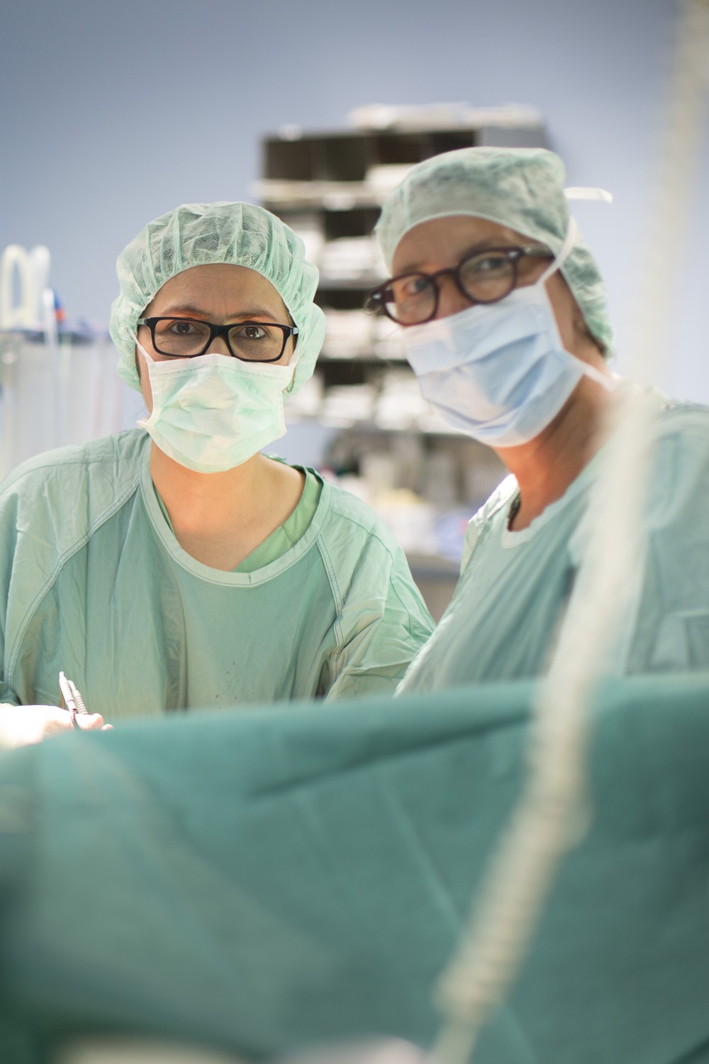 Prof. Bahriye Aktas (li.), Direktorin der Klinik und Poliklinik für Frauenheilkunde, und Dr. Susanne Briest, Koordinatorin des Brustzentrums, leiten die Online-Veranstaltung.