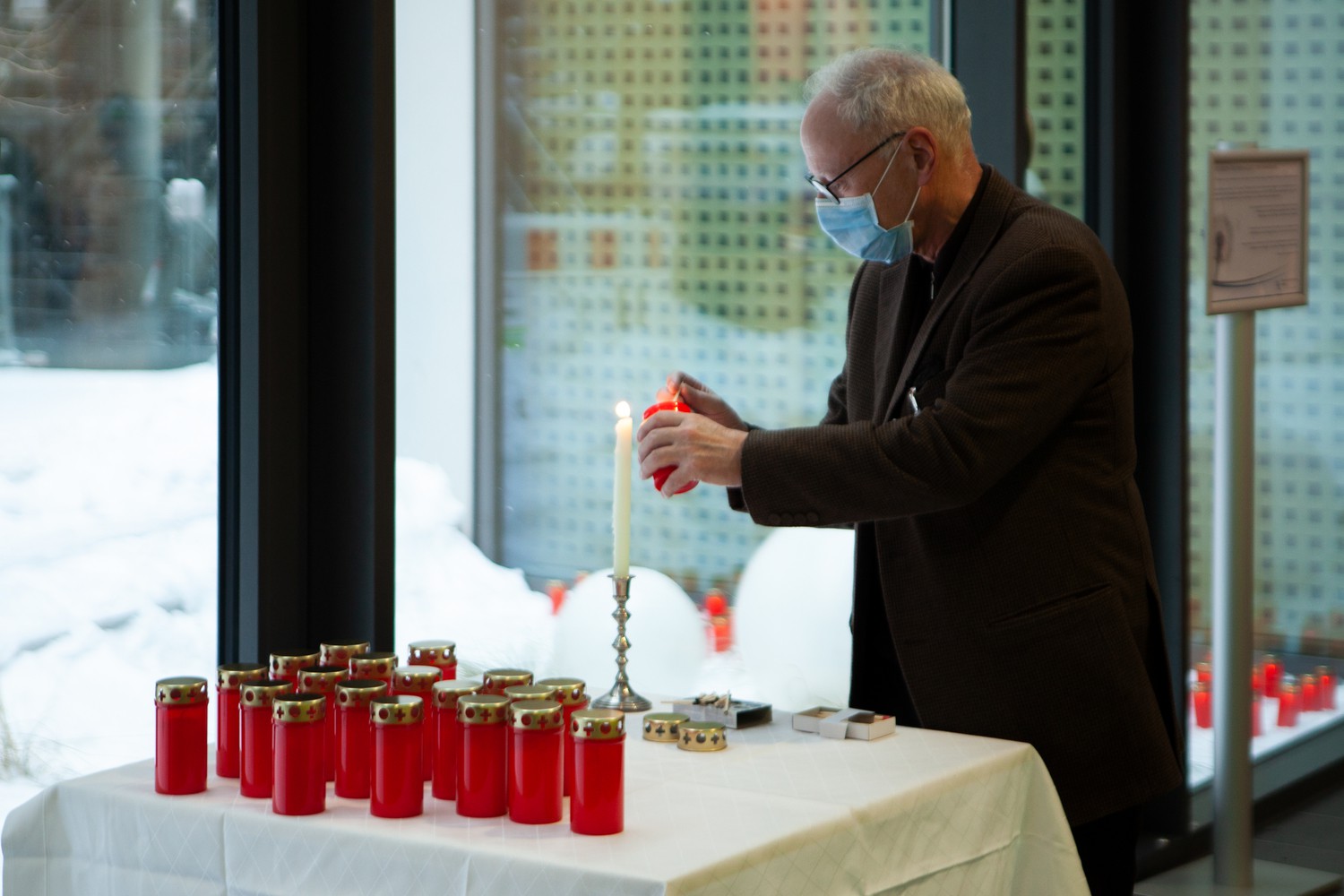 Prof. Christoph Josten, Medizinischer Vorstand am UKL, entzündet eine Kerze für verstorbene Patienten bei einer Gedenkfeier im UKL im Februar 2021.