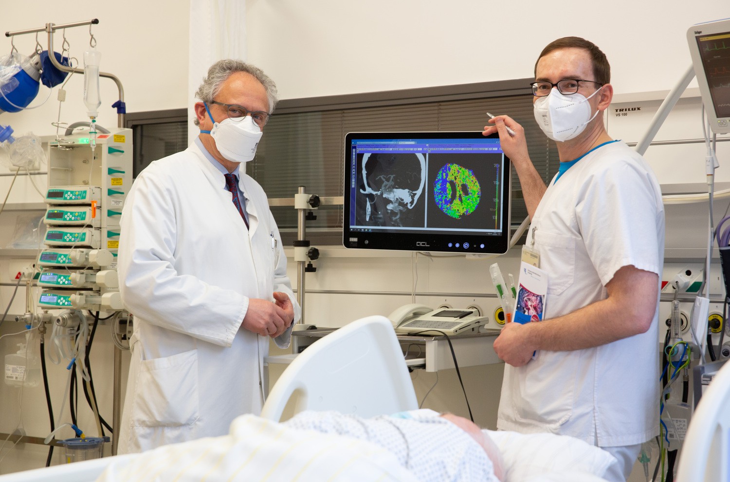 Prof. Joseph Claßen (li.), Direktor der Klinik und Poliklinik für Neurologie, und Prof. Dominik Michalski, Oberarzt der Schlaganfallspezialstation (Stroke Unit), warnen vor den Folgen Corona-bedingter Einsamkeit. In Kombination mit ungesunder Lebensweise könne dies das Schlaganfall-Risiko erhöhen.