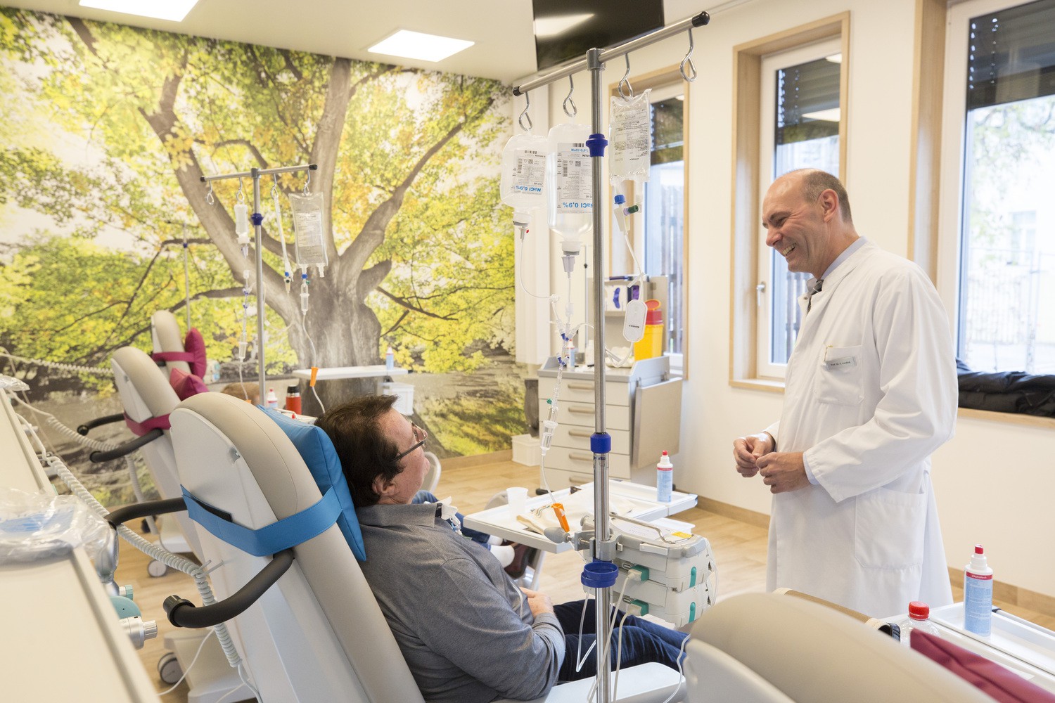 Den Austausch von Erfahrungen zwischen Betroffenen, Medizinern und Forschenden fördern, ist eines der Ziele des neugegründeten „Patientenbeirats Krebsmedizin“: UCCL-Direktor Prof. Florian Lordick im Gespräch mit einem Patienten.