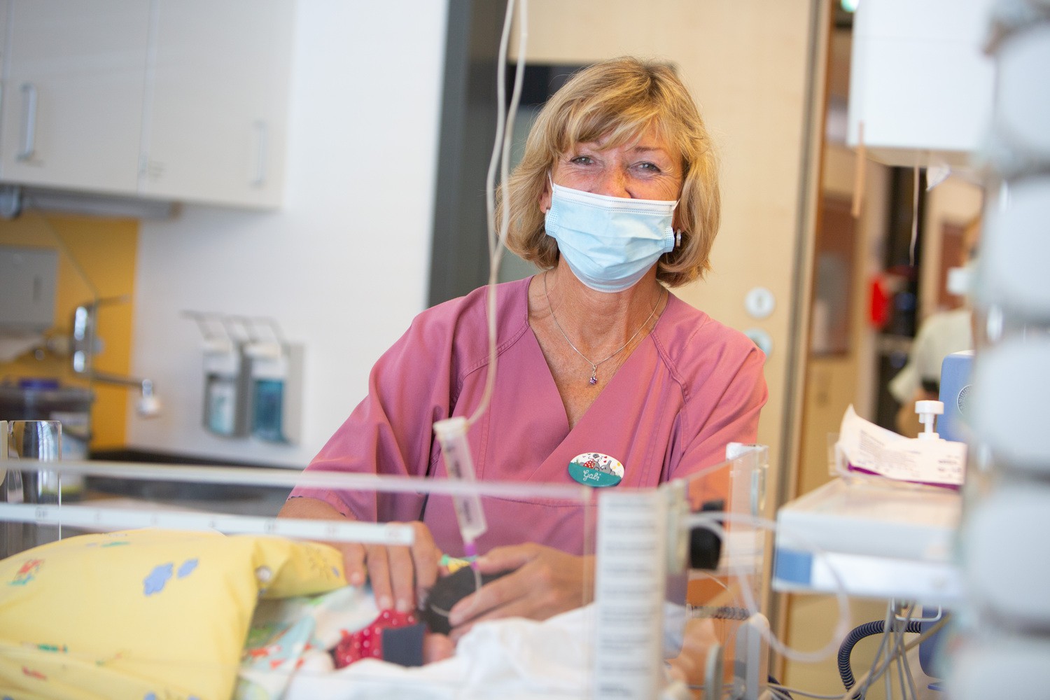 Sie hatte die Idee, entwickelte die ersten Skizzen nach ihren Vorstellungen und wünscht sich, dass möglichst viele Eltern die Frühchen-Decke nutzen: Schwester Gabriele Koch, Bereichsleiterin Pflege der UKL-Neonatologie.