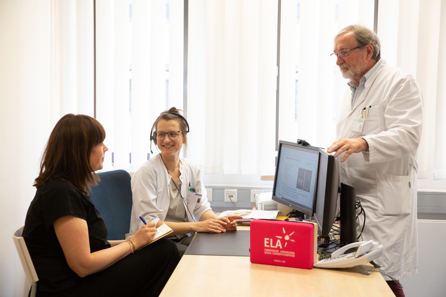 Sie planen und organisieren die individuell abgestimmte Betreuung von Frauen, die an der seltenen Erkrankung X-ALD leiden (v.l.n.r.): Psychologin Lisa Schäfer, Dr. Astrid Unterlauft und Dr. Wolfgang Köhler von der Klinik und Poliklinik für Neurologie. Die Studie SMART-ALD wird komplett online durchgeführt.