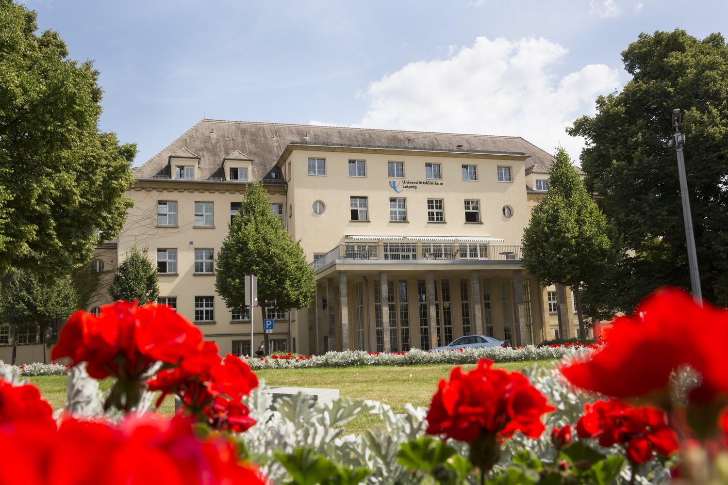 Die Klinik und Poliklinik für Psychiatrie und Psychotherapie des UKL in der Semmelweisstraße: Weil viele Patienten nicht in die Klinik kommen, besucht sie ein Team der Psychiatrischen Institutsambulanz zu Hause.