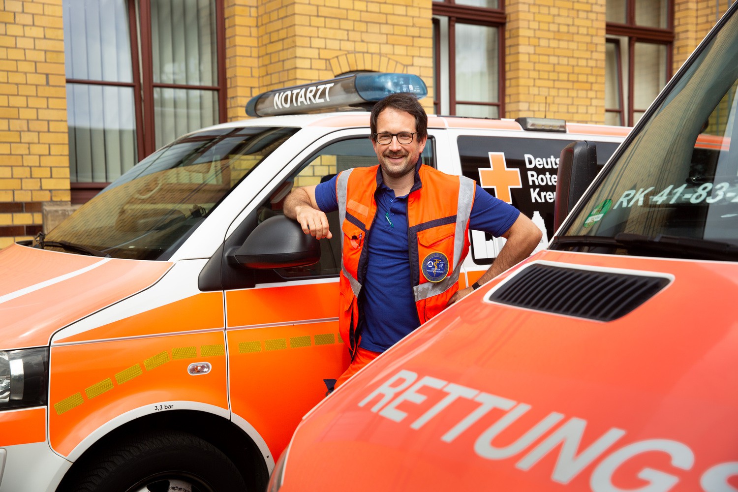 Dr. Christoph Krause, Facharzt für Anästhesie am UKL und erfahrener Notfallmediziner fährt auch Einsätze im Rettungswagen. Nachdem seine eigene Tochter in der Schule einen Herz-Kreislauf-Stillstand erlitt und wiederbelebt werden musste, bietet er nun Lehrkräften und Hortmitarbeitern dieser Leipziger Schule einen Basiskurs in Erste-Hilfe-Maßnahmen an.