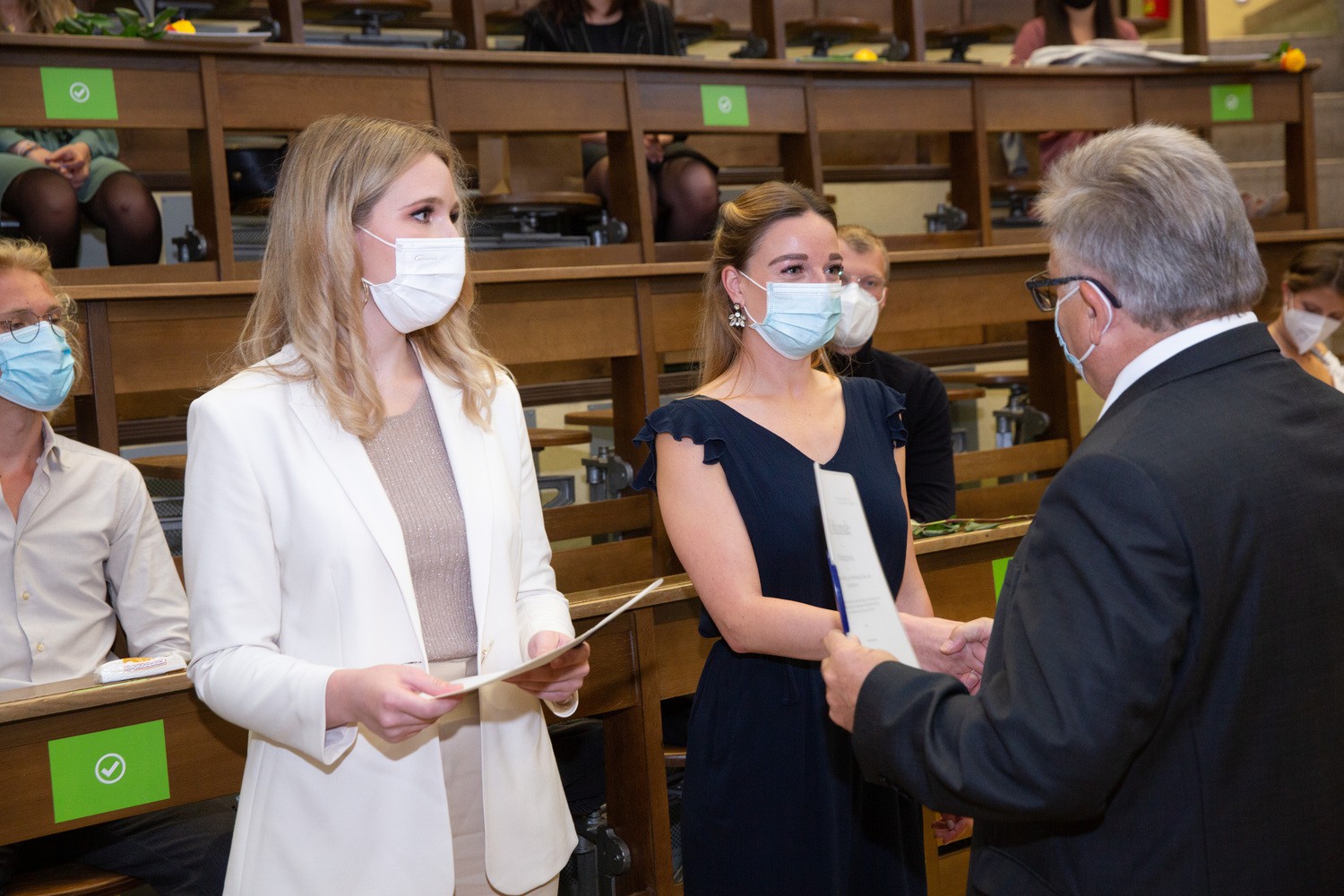 Ludwig Martin vom Vorstand der Dr. Hübner-Stiftung überreicht die Urkunde für den Förderpreis für herausragende Absolventen an Isabell Grahmann (li.) und Carolin Bauer (Mi.).