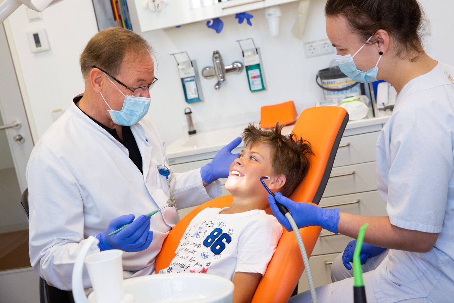 Werden immer fleißig die Zähne geputzt, wird auch der Besuch beim Zahnarzt zum Kinderspiel. Links im Bild Prof. Christian Hirsch, Direktor der Poliklinik für Kinderzahnheilkunde und Primärprophylaxe am UKL.
